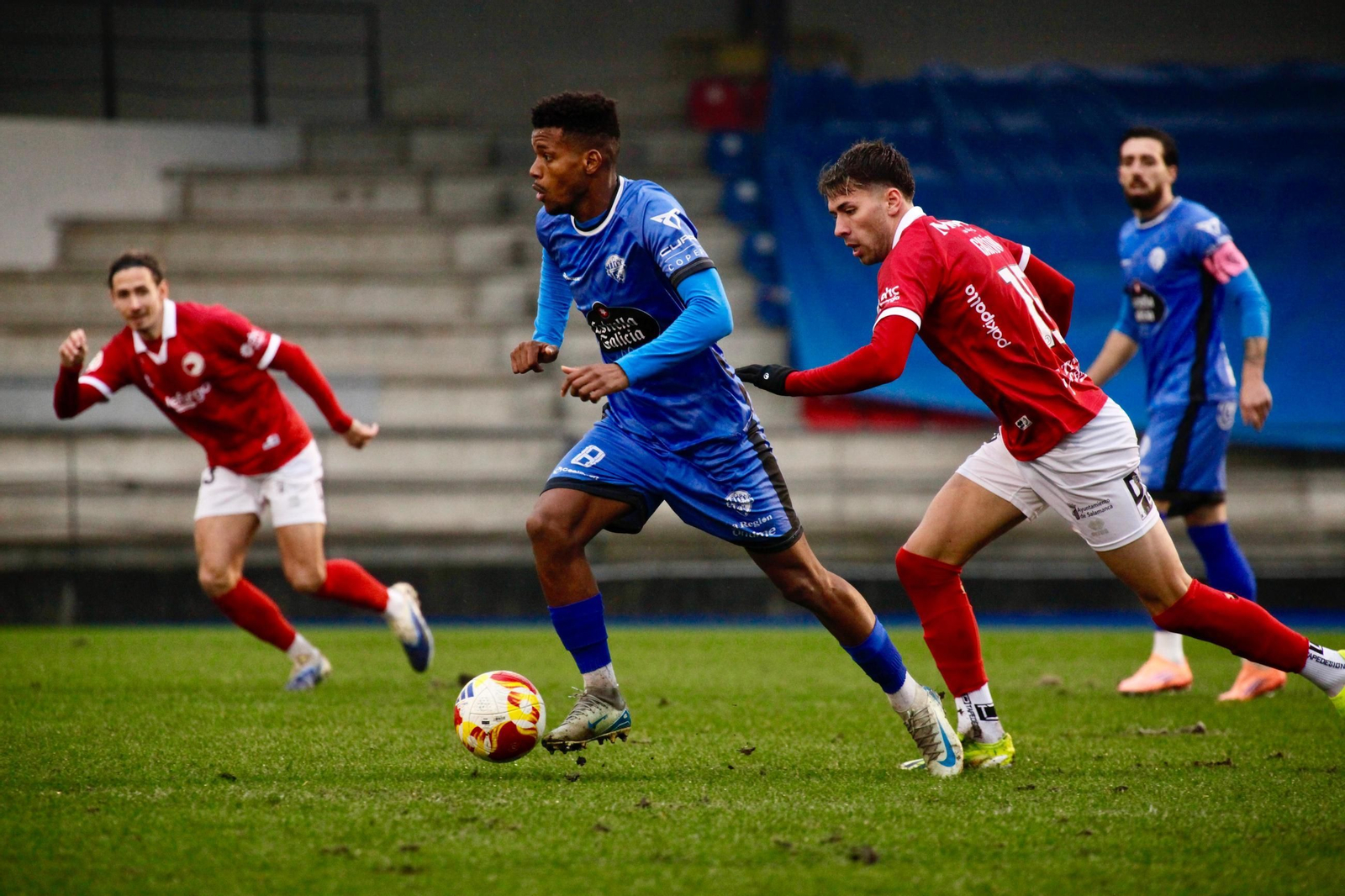Galería | Tarde de frío y lluvia en O Couto entre Ourense CF y Unionistas de Salamanca