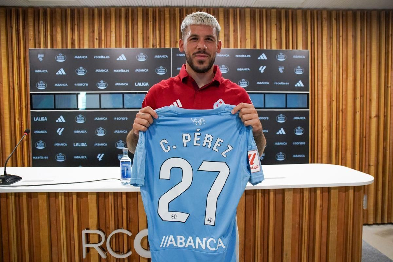 Carles Pérez, que firmó con el Celta hasta 2027, se presentó ayer en la ciudad deportiva de Mos.