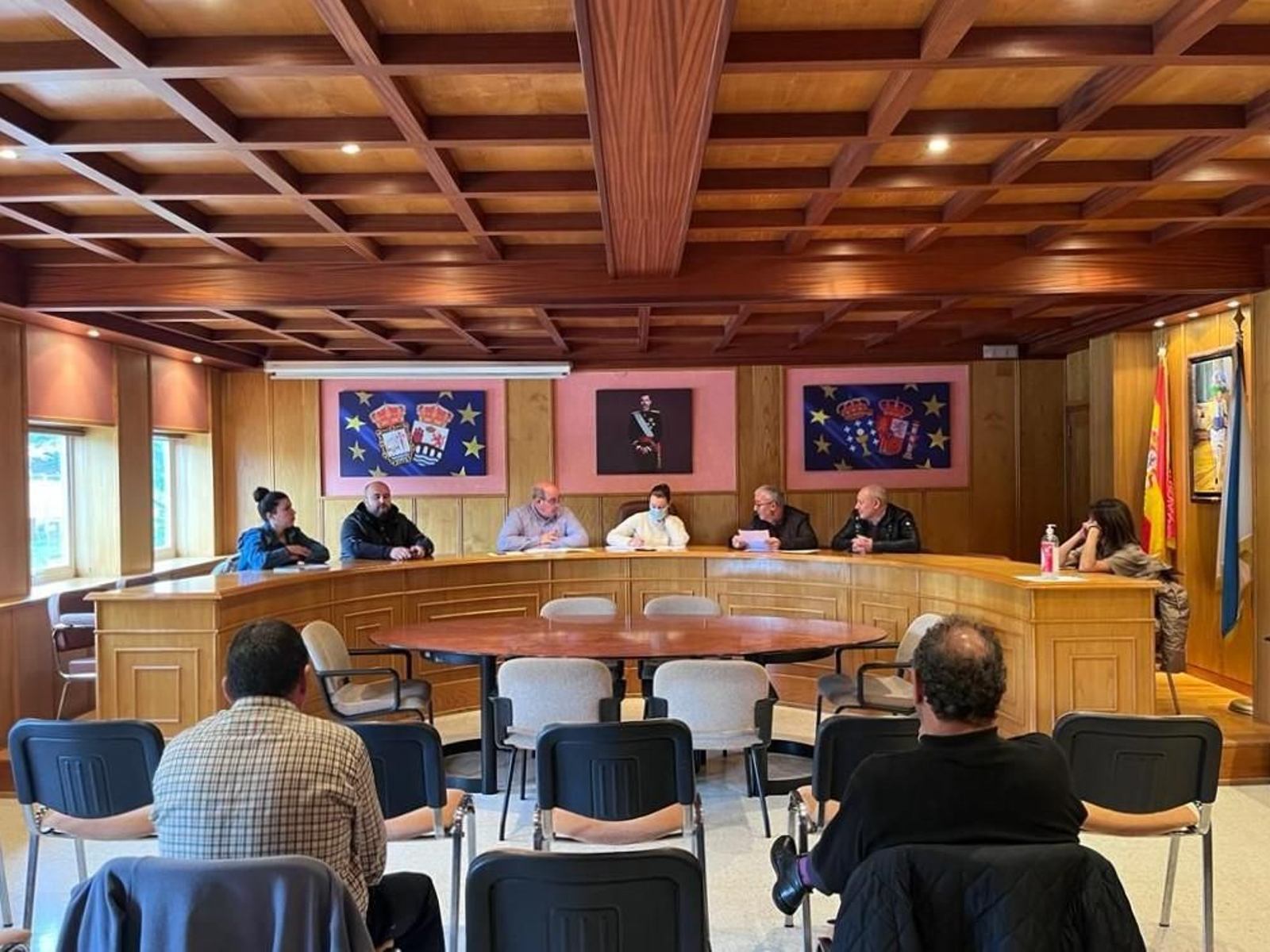 Jesús Blanco -tercero por la derecha- y Ricardo Sobrino -segundo por la derecha- en un pleno. (Foto: C.C.).