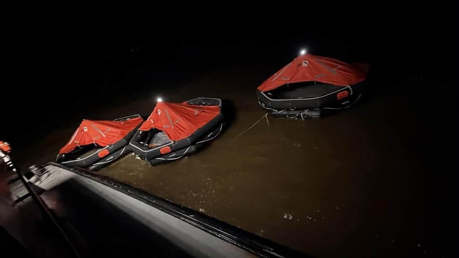 Operaciones de rescate de los pasajeros a bordo de un ferry en Guyana