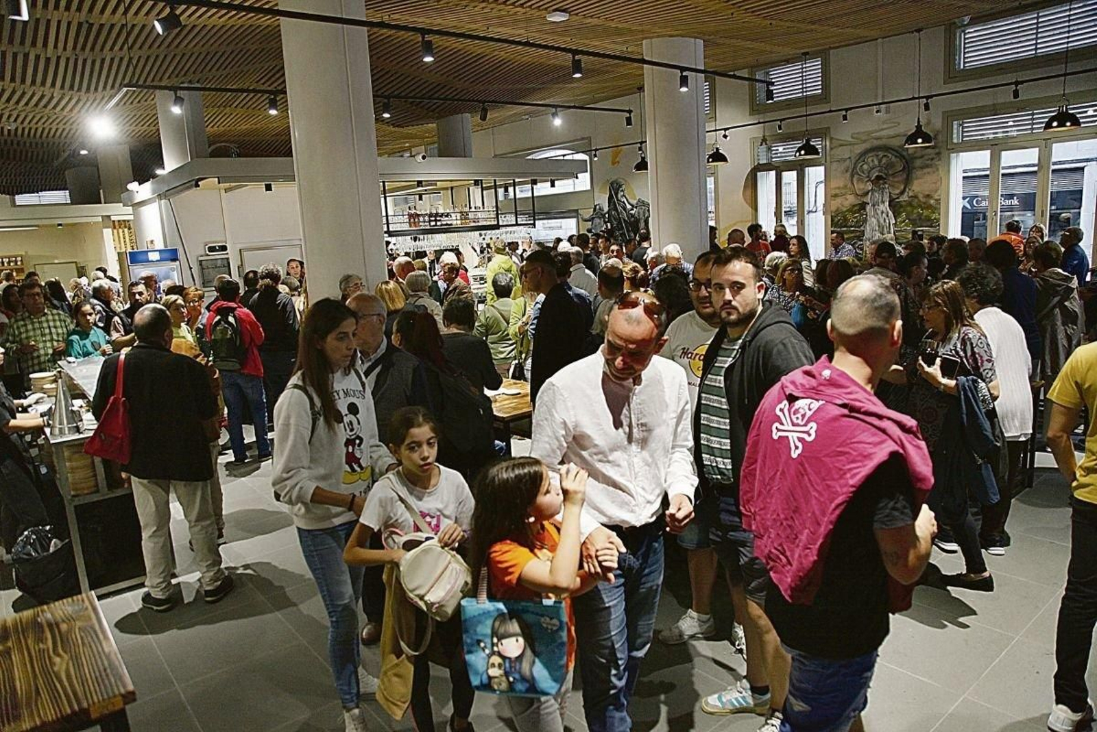 La apertura del mercado, a la que asistieron cientos de ourensanos, fue un éxito.