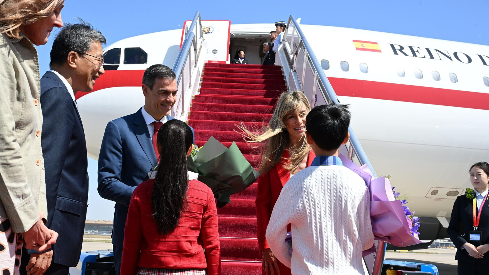 El presidente del Gobierno, Pedro Sánchez, acompañado de su esposa Begoña Gómez, en su llegada al Aeropuerto Internacional de Pekín.