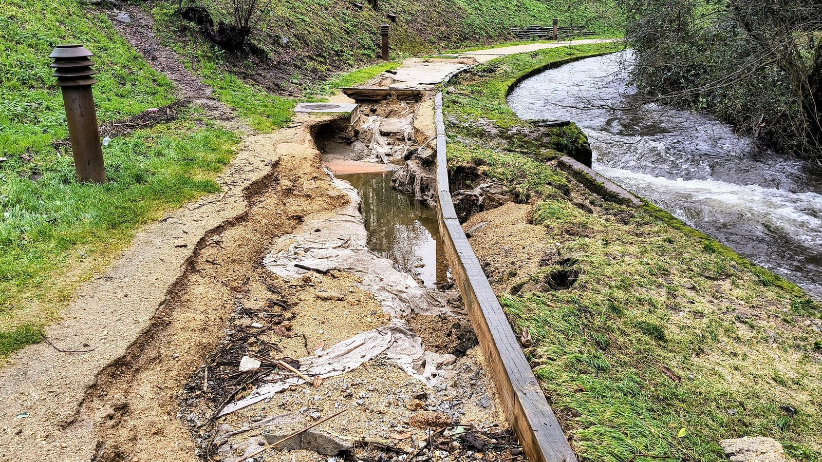 Destrozos en el Paseo do Gafos, en Pontevedra.