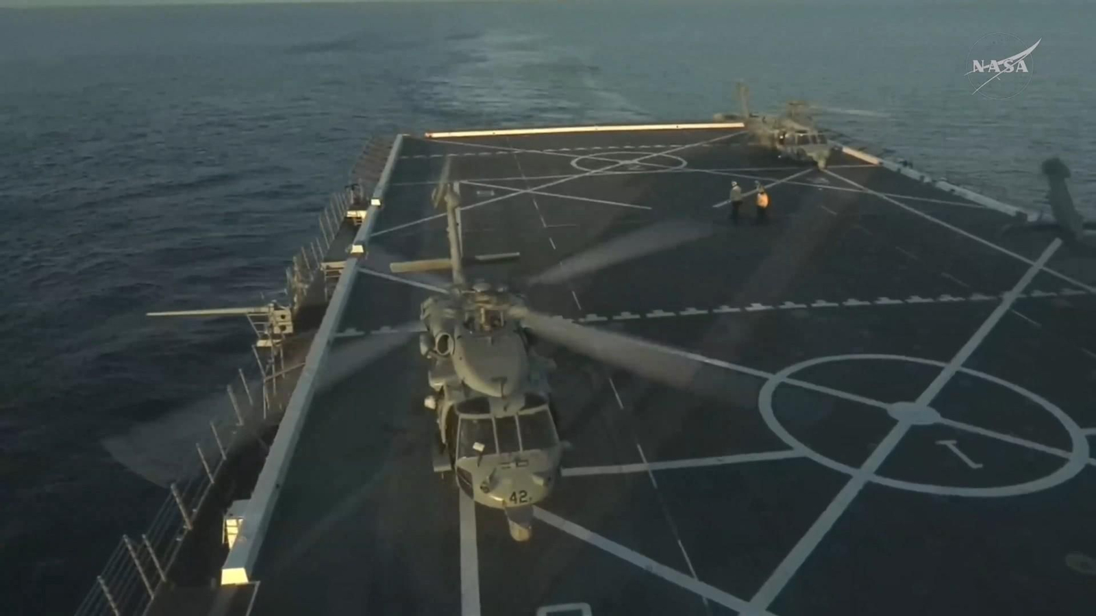 Vista del helicóptero transportando a la tripulación hacia el portaaviones.