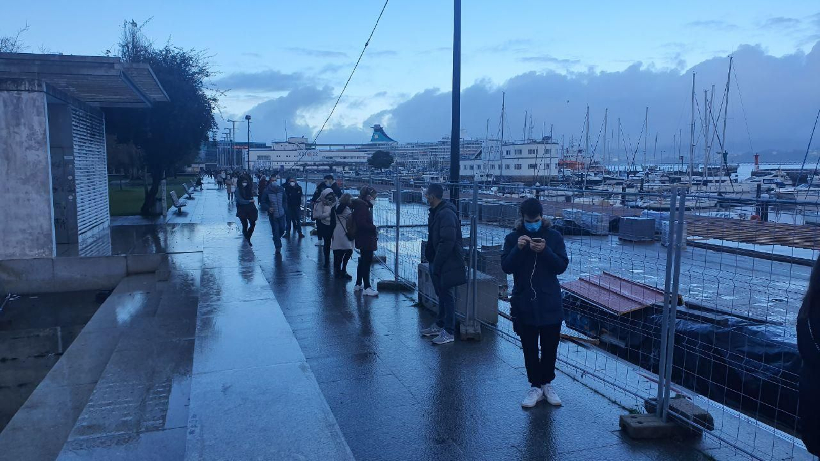 La cola del cribado del Naútico de Vigo daba la vuelta este jueves, víspera de Nochebuena. // J.V. Landín