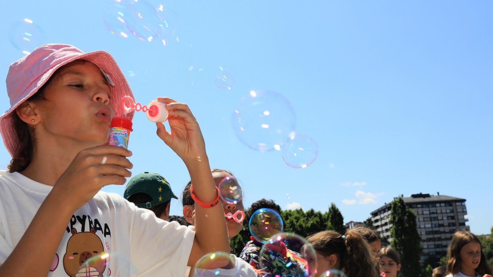 Una niña durante la inauguración del campamento
