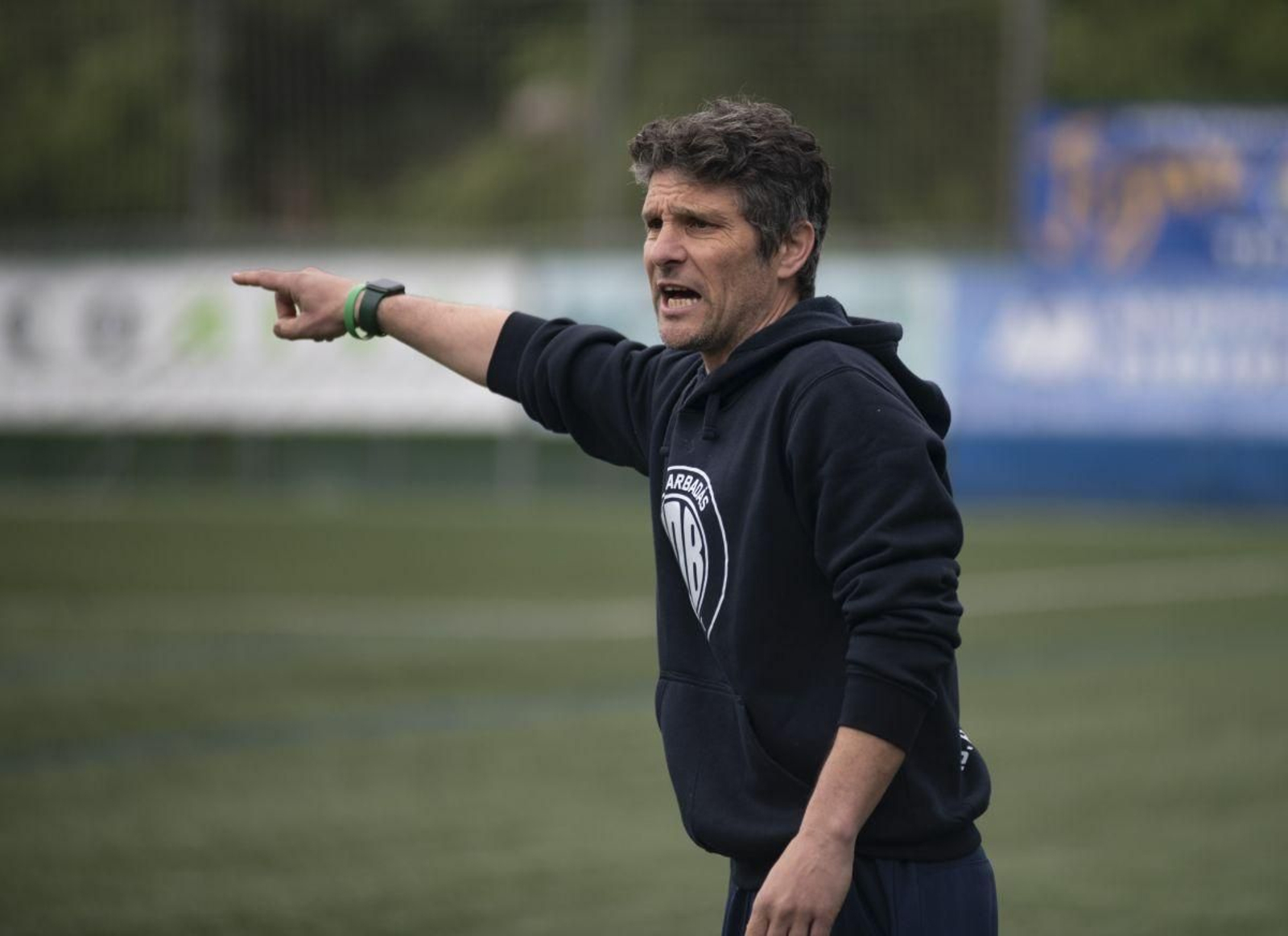 Guillermo García, entrenador del Barbadás, realizando indicaciones a sus jugadores.