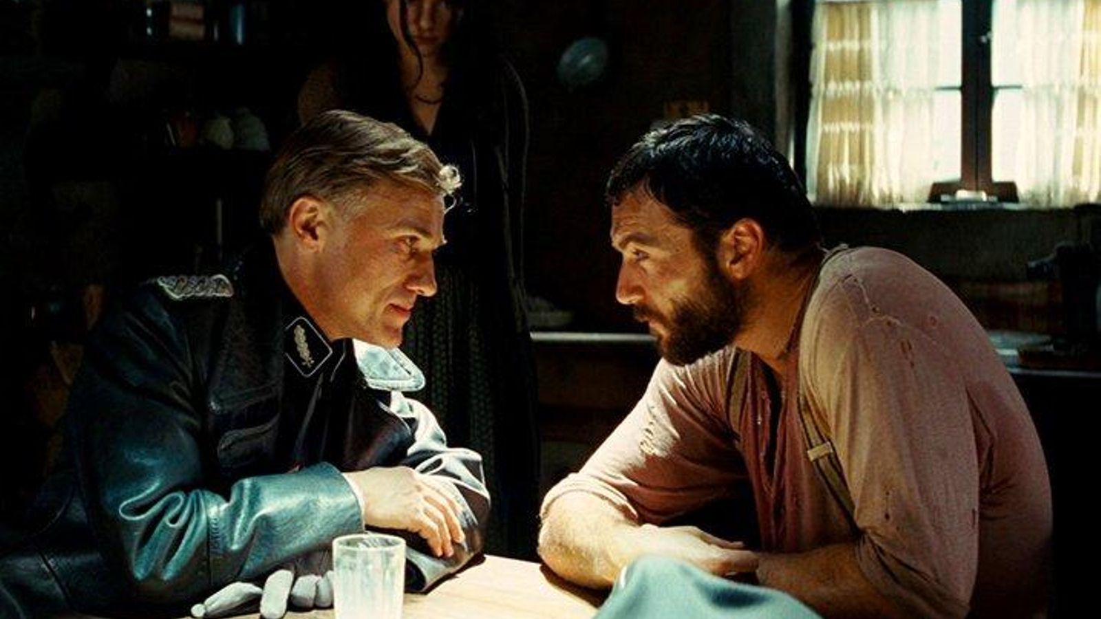 Escena en la que aparece el actor Denis Ménochet en la película "Malditos Bastardos".