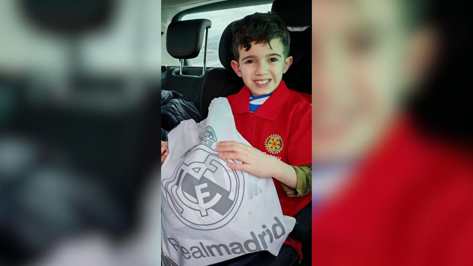 Dani, junto al bolsa de regalos que Dani, junto al bolsa de regalos que se llevó de Valdebebas.se llevó de Valdebebas.