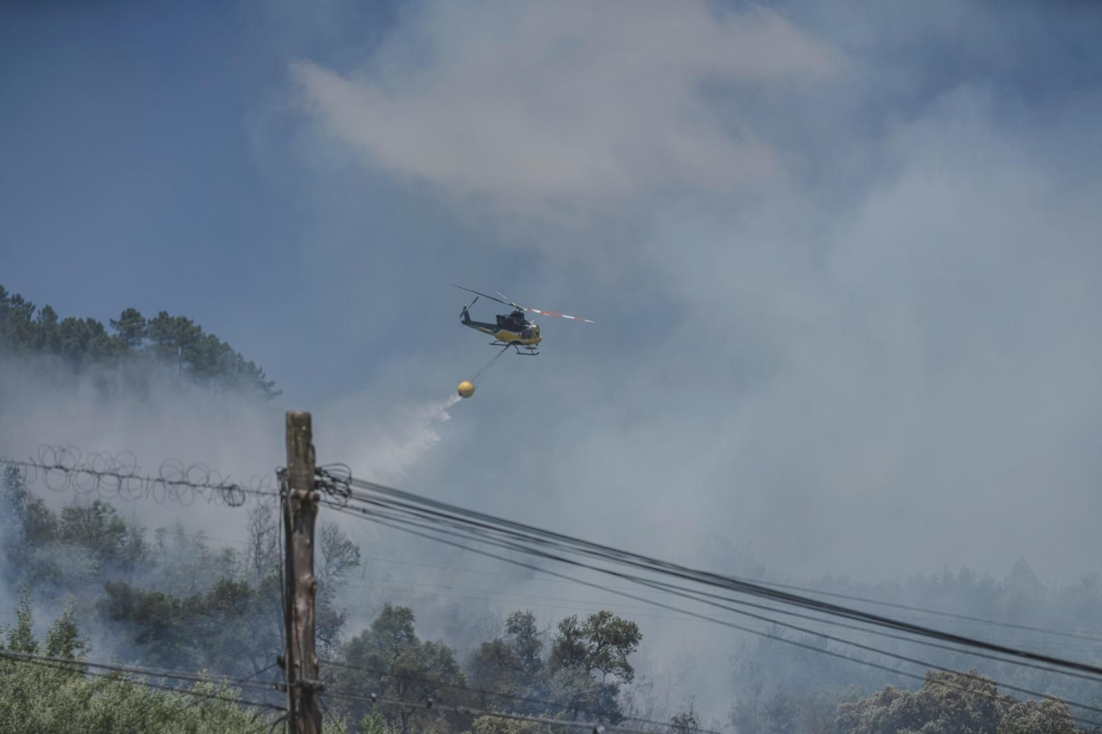 Galería | El incendio forestal de Untes llena la ciudad de Ourense de humo, en fotos