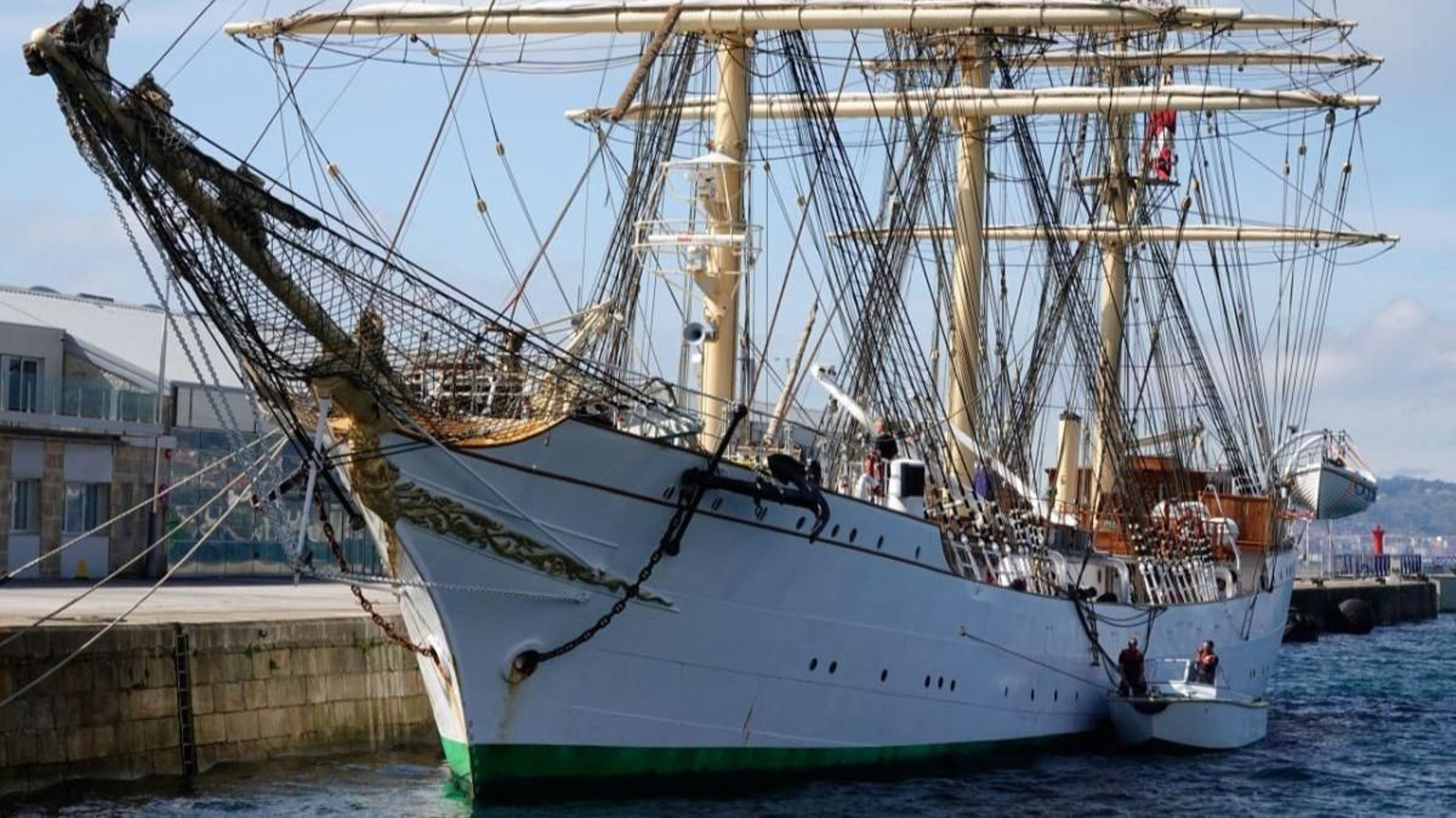 El barco escuela “Danmark”, de origen danés, atracado en el muelle de Trasatlánticos de Vigo.