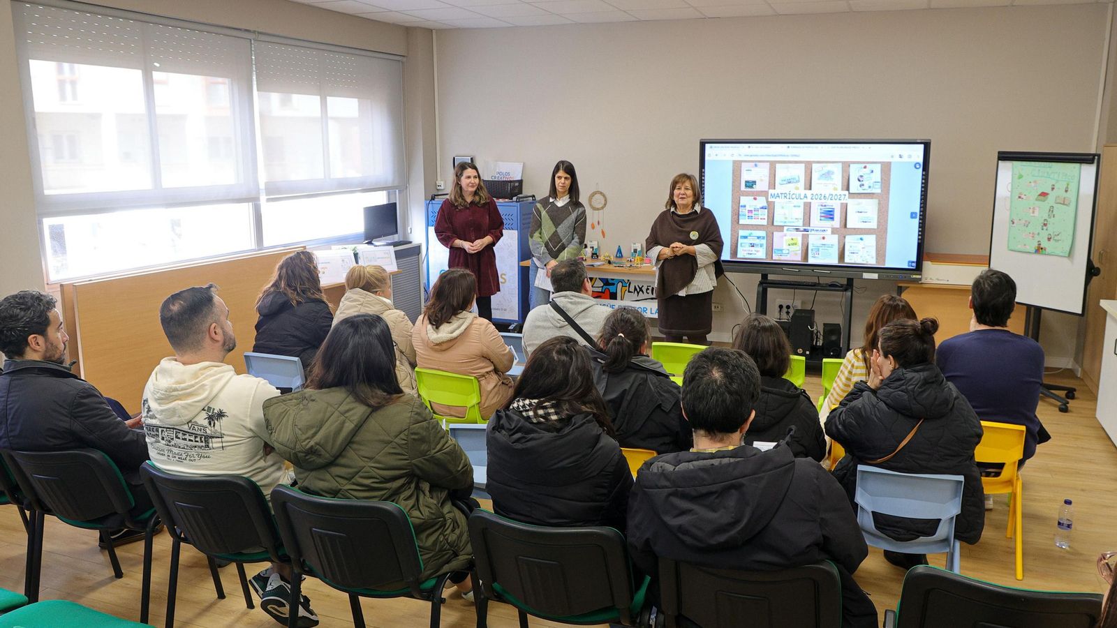 La directora del CEIP Pintor Laxeiro, Esther Fernández, con los padres durante la jornada de puertas abiertas.