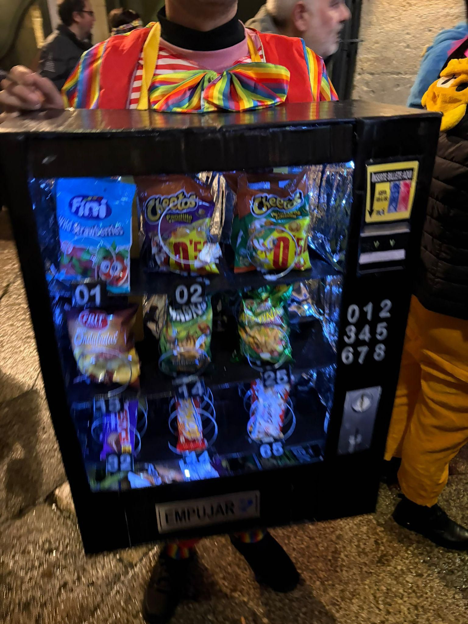 Un disfraz para los más hambrientos: una máquina que solo admite dinero en efectivo… o en invitaciones.