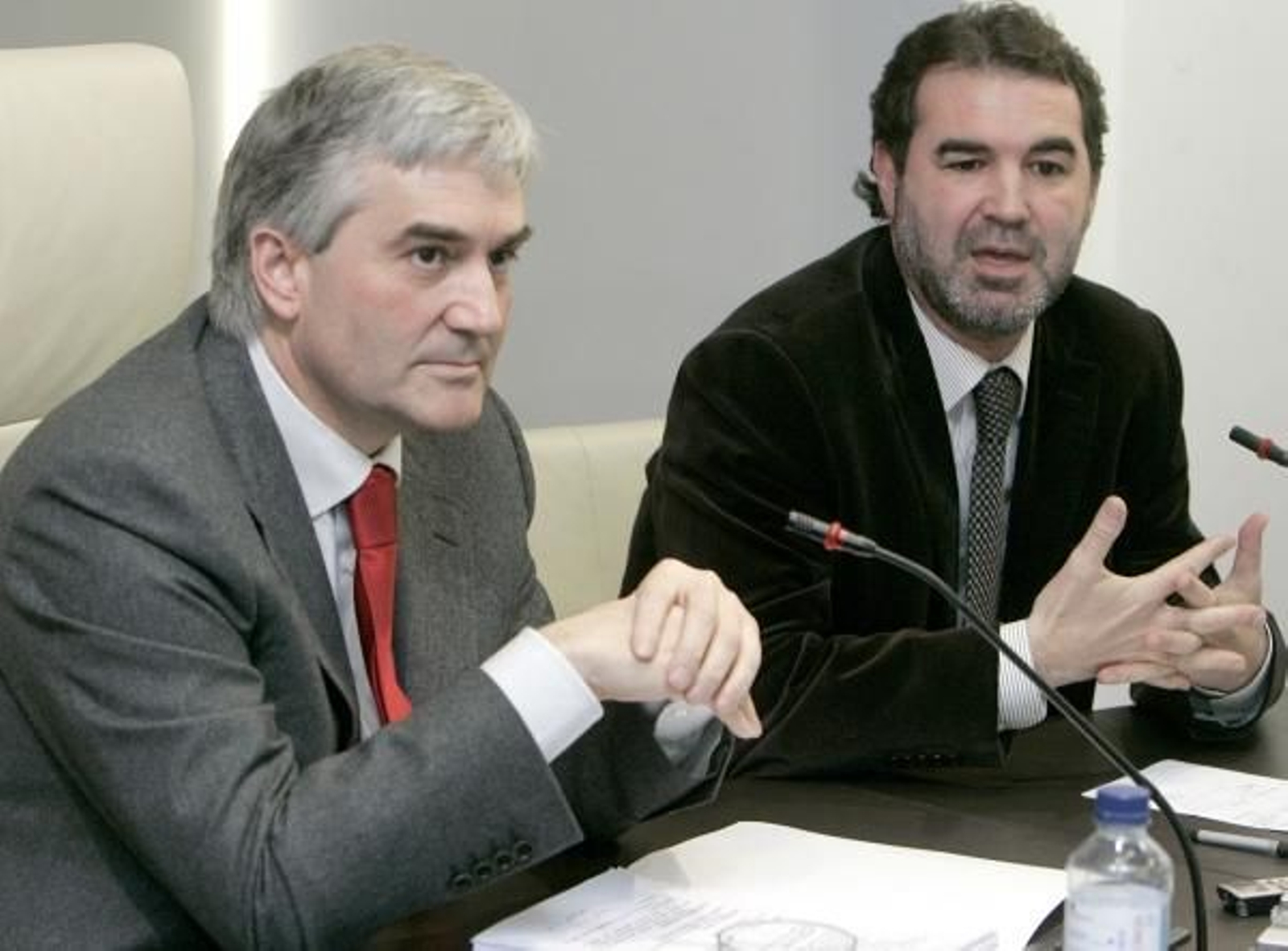 Anxo Quintana y Fernando Blanco explicaron ayer en rueda de prensa el reparto de potencia eólica en Galicia. Foto: efe