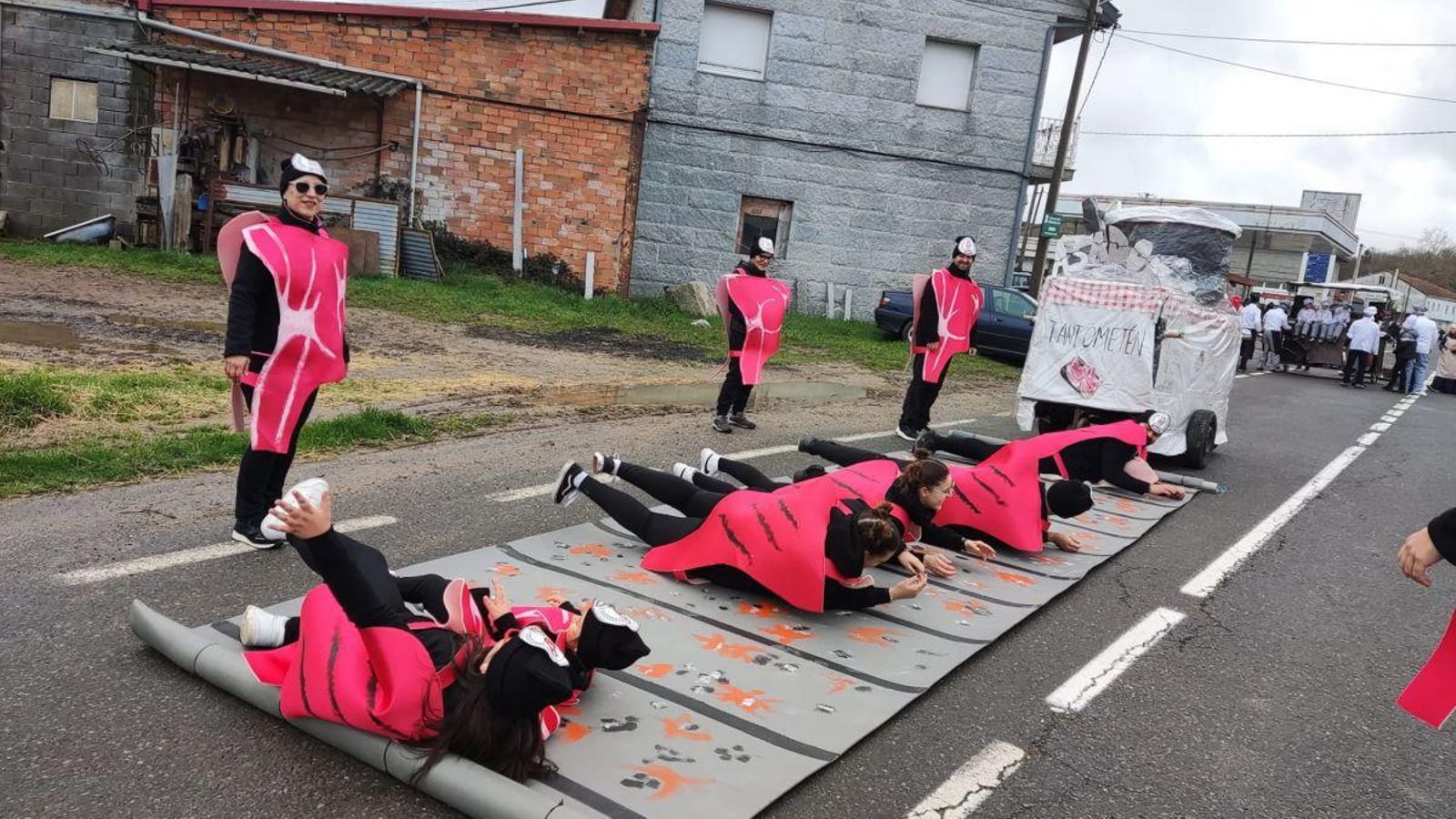 Una comparsa en el desfile del domingo de Entroido.