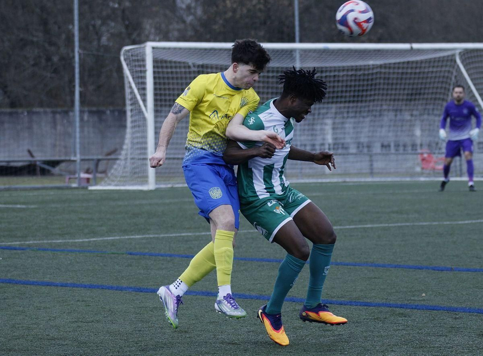 El industrial Borja presiona al delantero Derrick, del Córgomo que fue expulsado mediada la segunda parte.