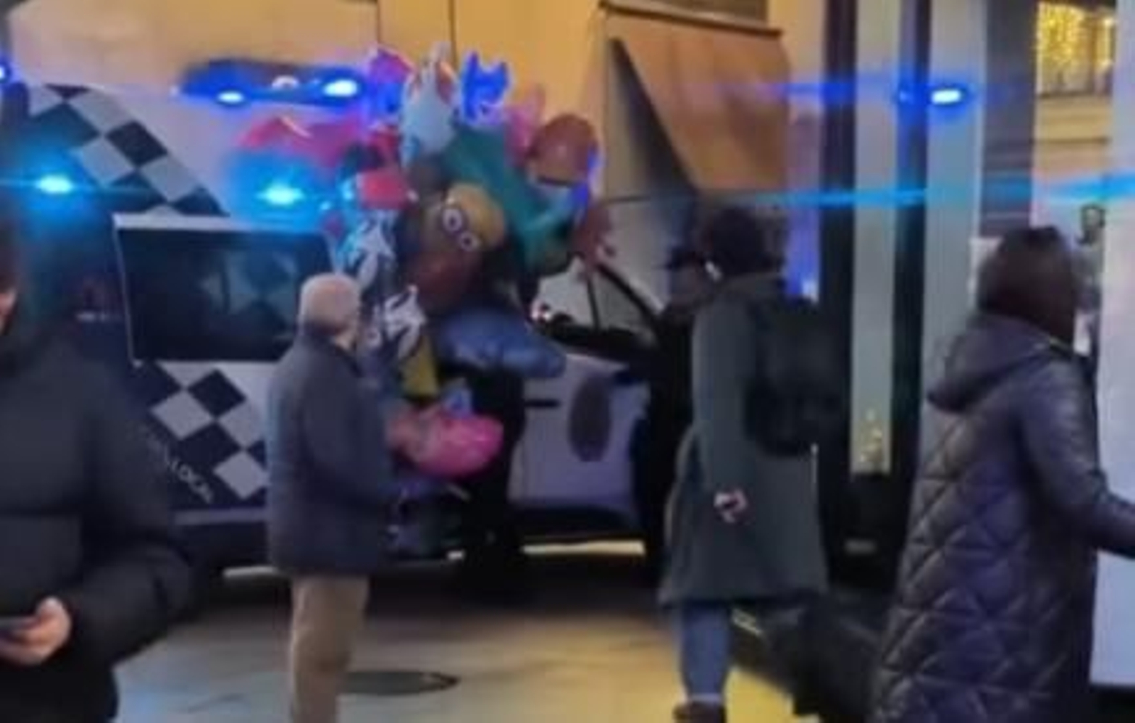 Los agentes tratan de meter decenas de globos de helio en el furgón policial.