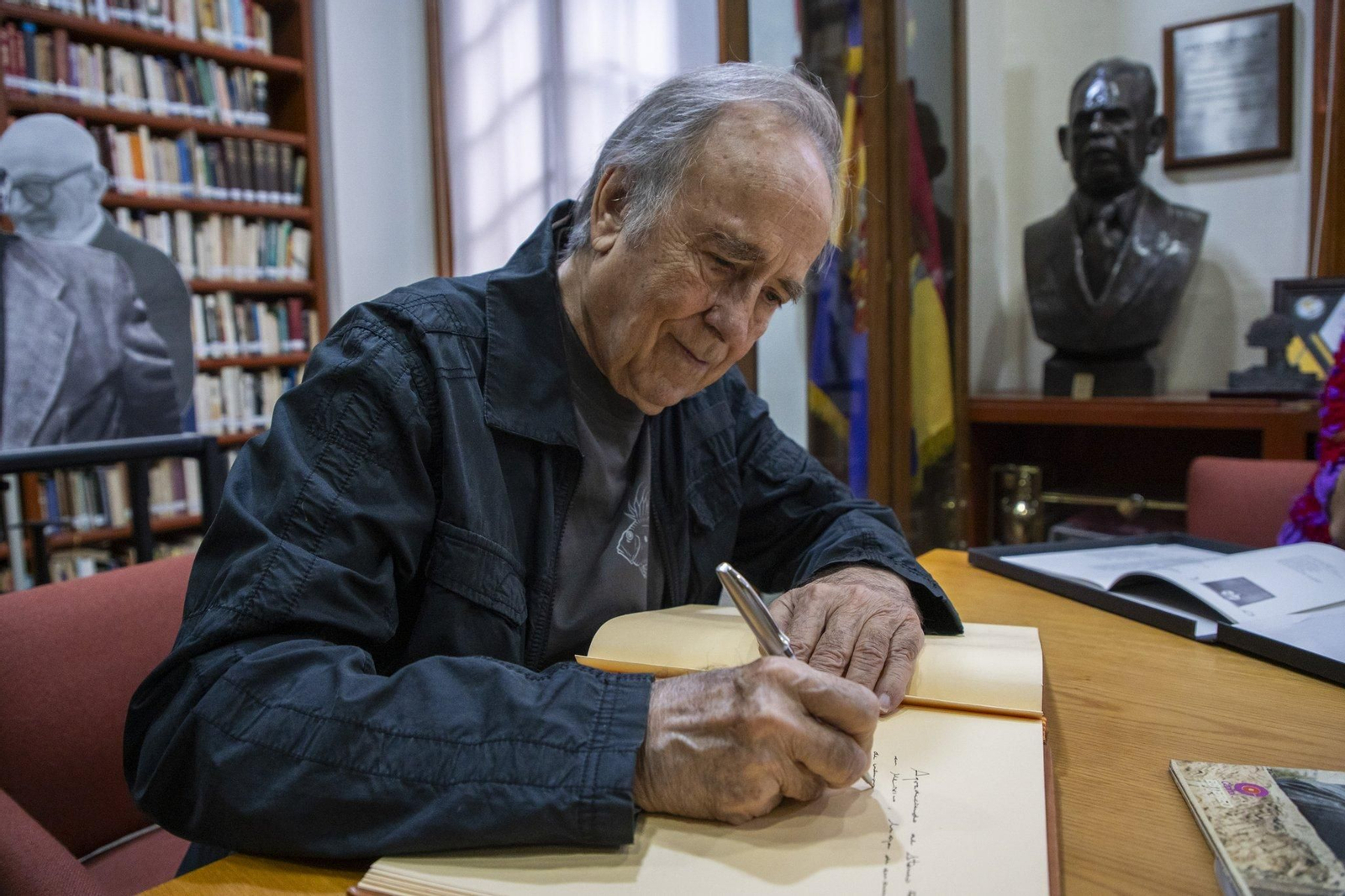 Joan Manuel Serrat durante su visita al Ateneo