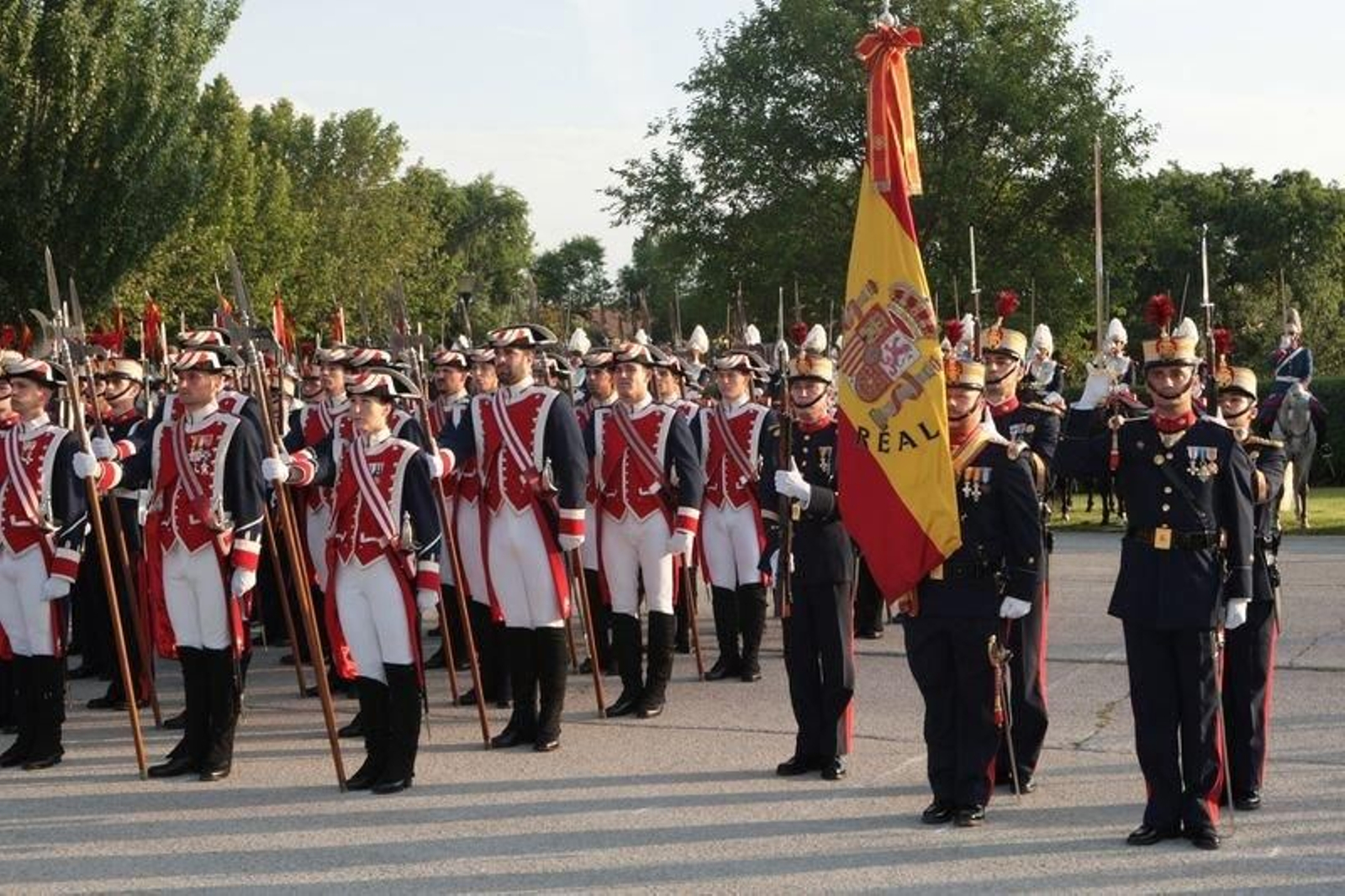 Miembros de la Guardia Real portando la bandera española en uno de sus actos.