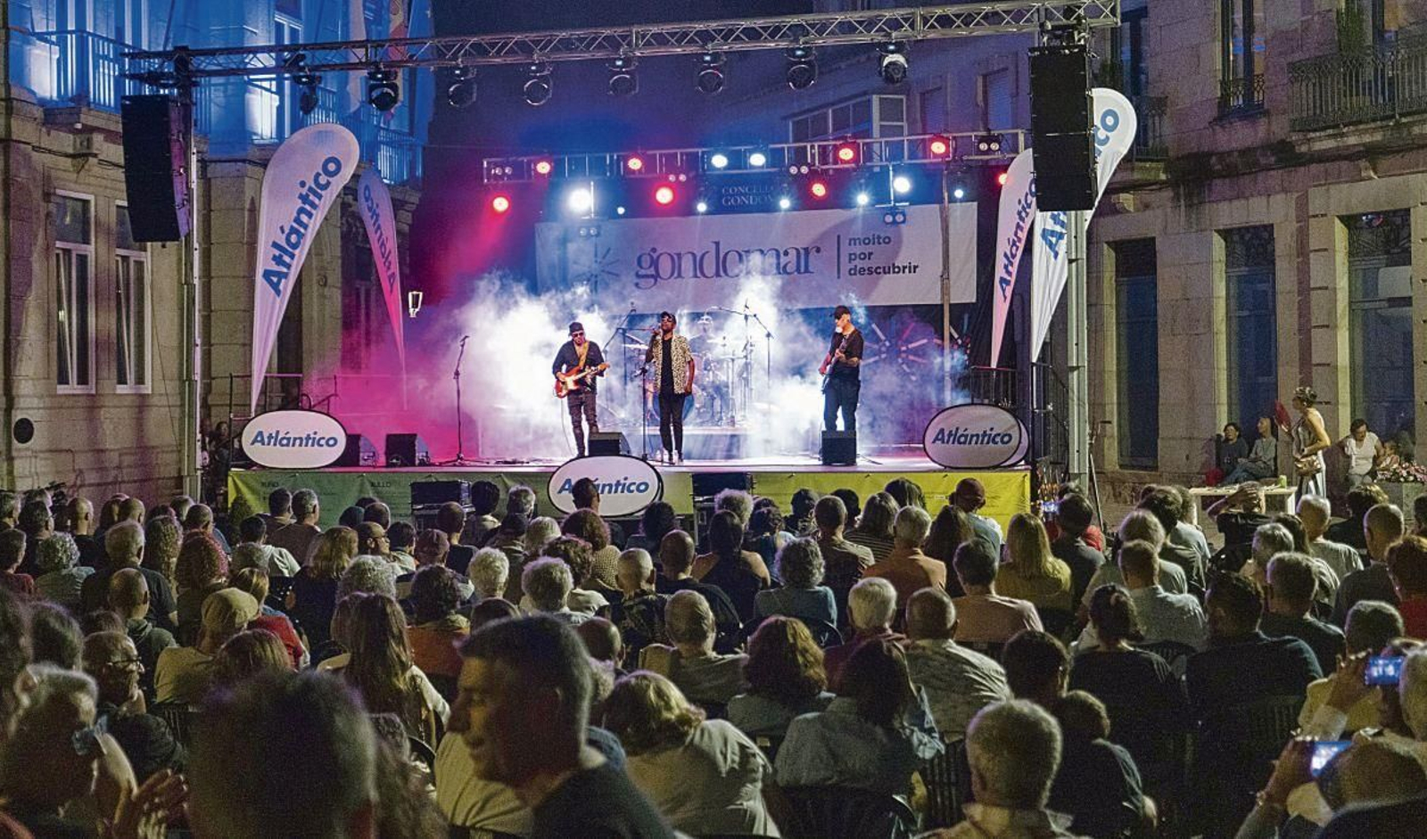 Un instante del concierto en Praza da Paradela, que se llenó para ver al maestro del blues y su banda.