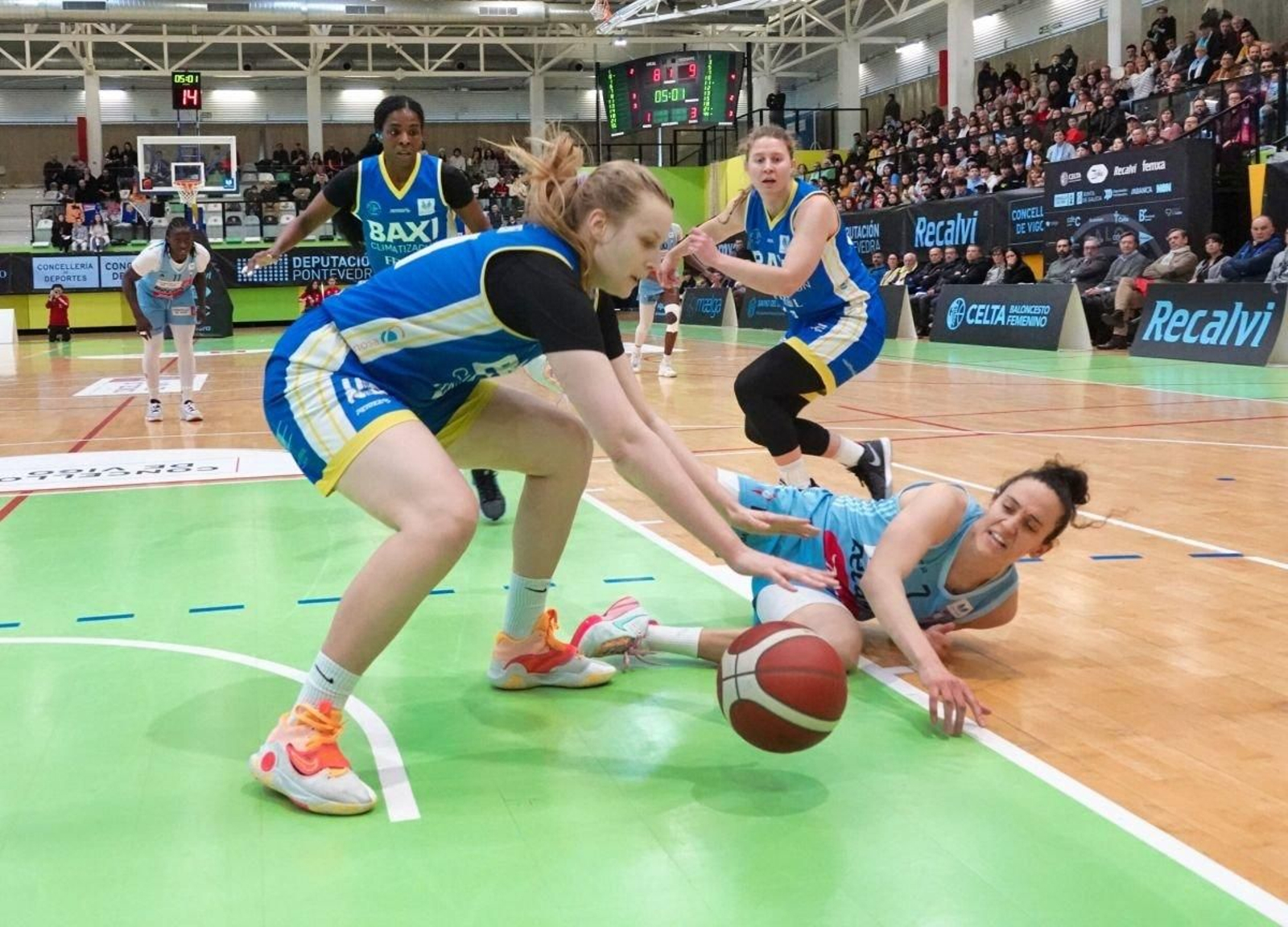 Clementine Samson intenta alcanzar el balón en el partido de la presente campaña ante el Baxi Ferrol.