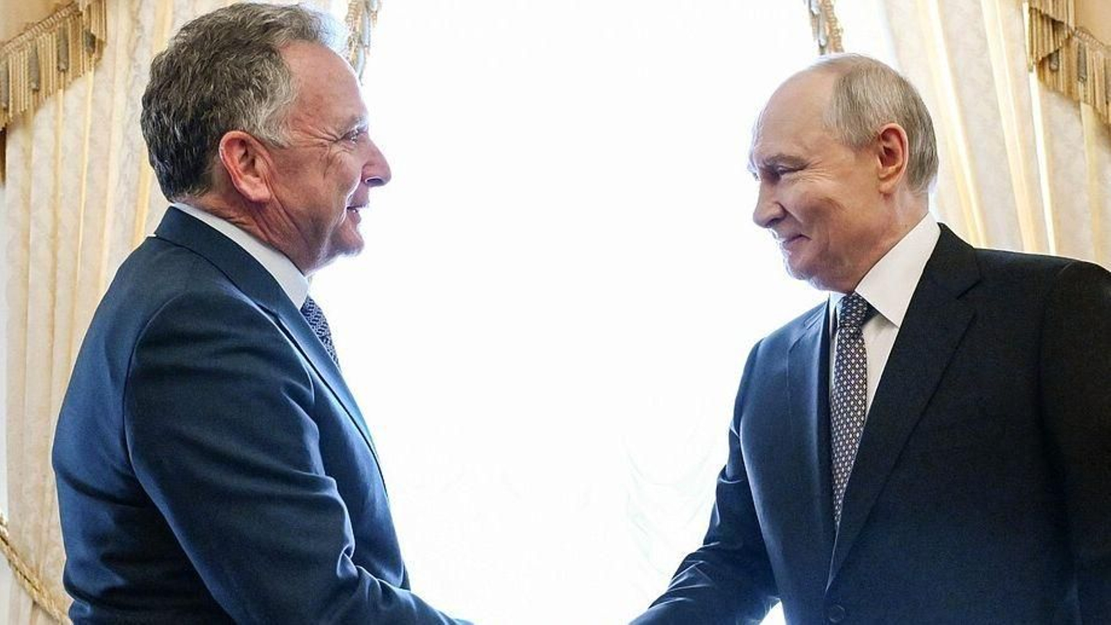 El presidente ruso, Vladímir Putin, recibe al enviado especial de EEUU, Steve Witkoff, en el Palacio de Constantino.