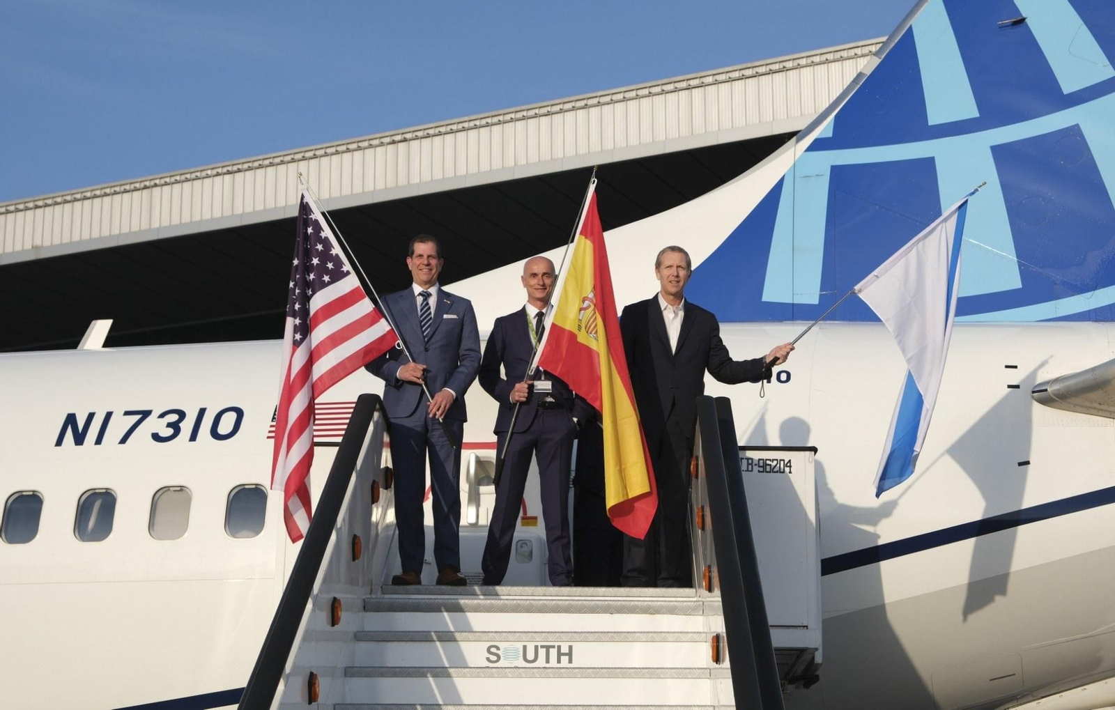 Responsables del aeropuerto y de United Airlines, ayer.