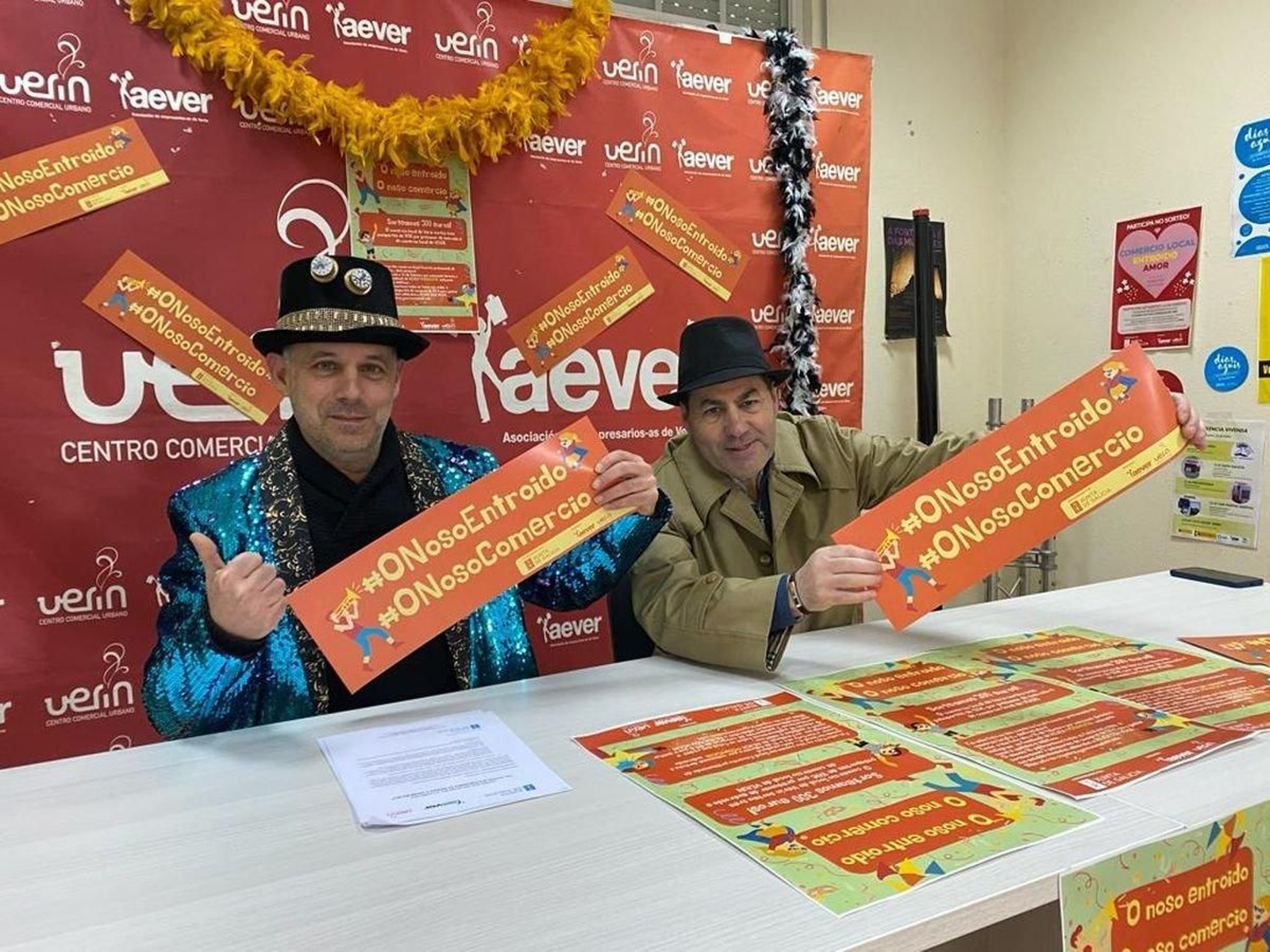 Santos Álvarez y José Ángel Rodicio con el cartel del concurso.