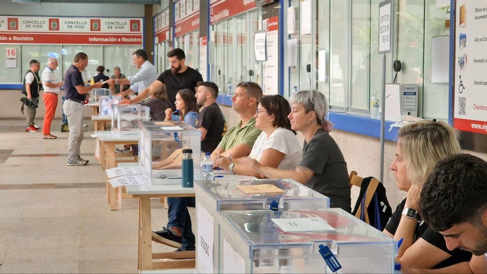 Constitución de las mesas en un colegio electoral de Vigo. // J.V. Landín