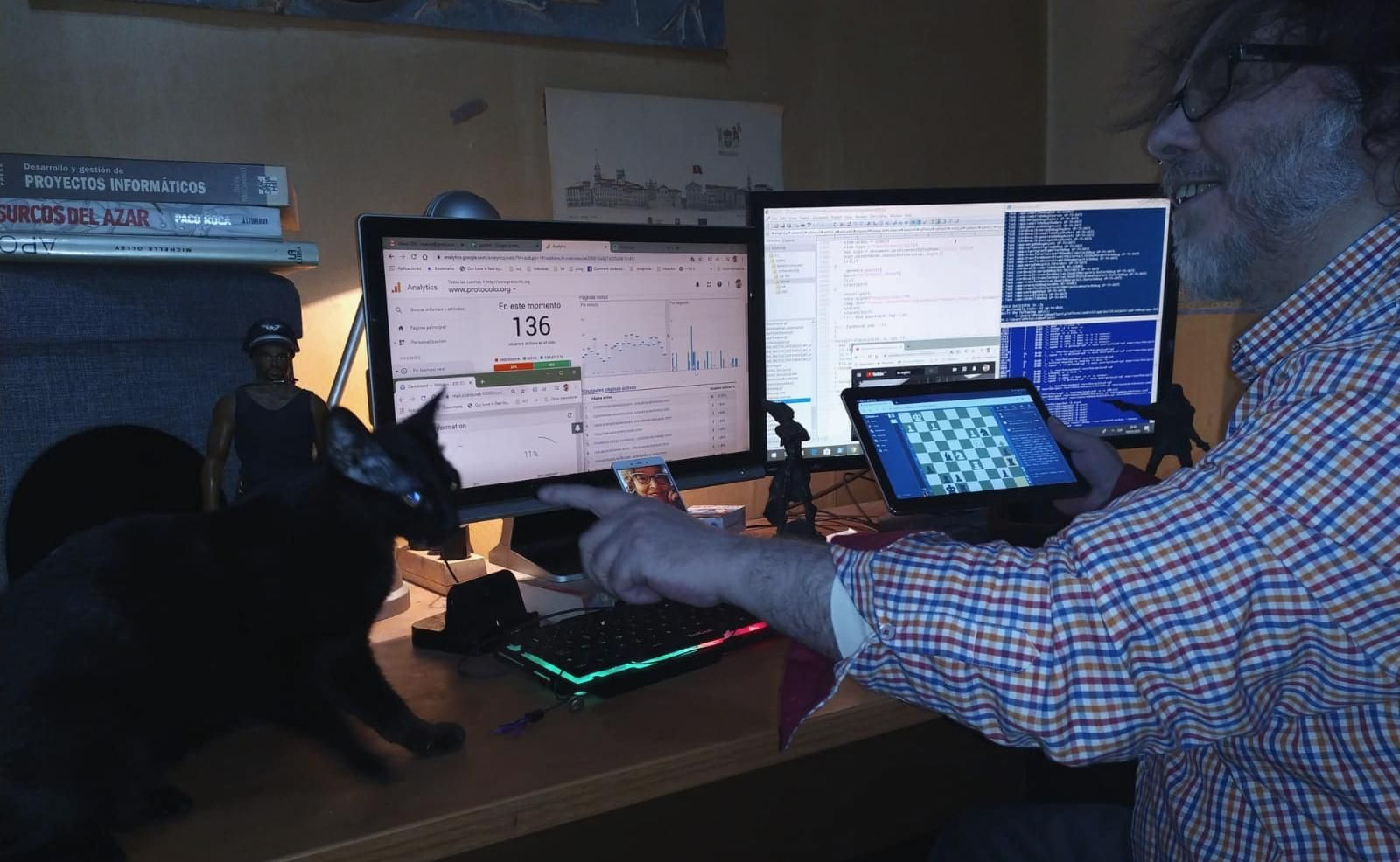 Marius Jensen Silva, en su casa de León, con una de sus dos gatas.