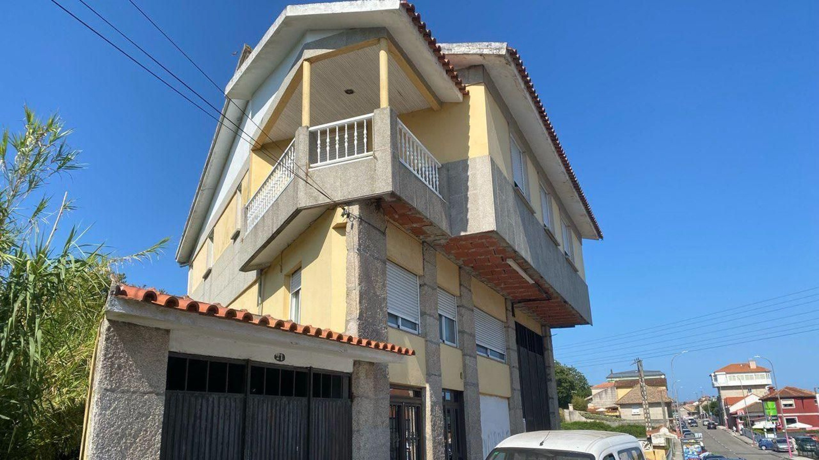 La casa de Coruxo asaltada por los encapuchados.