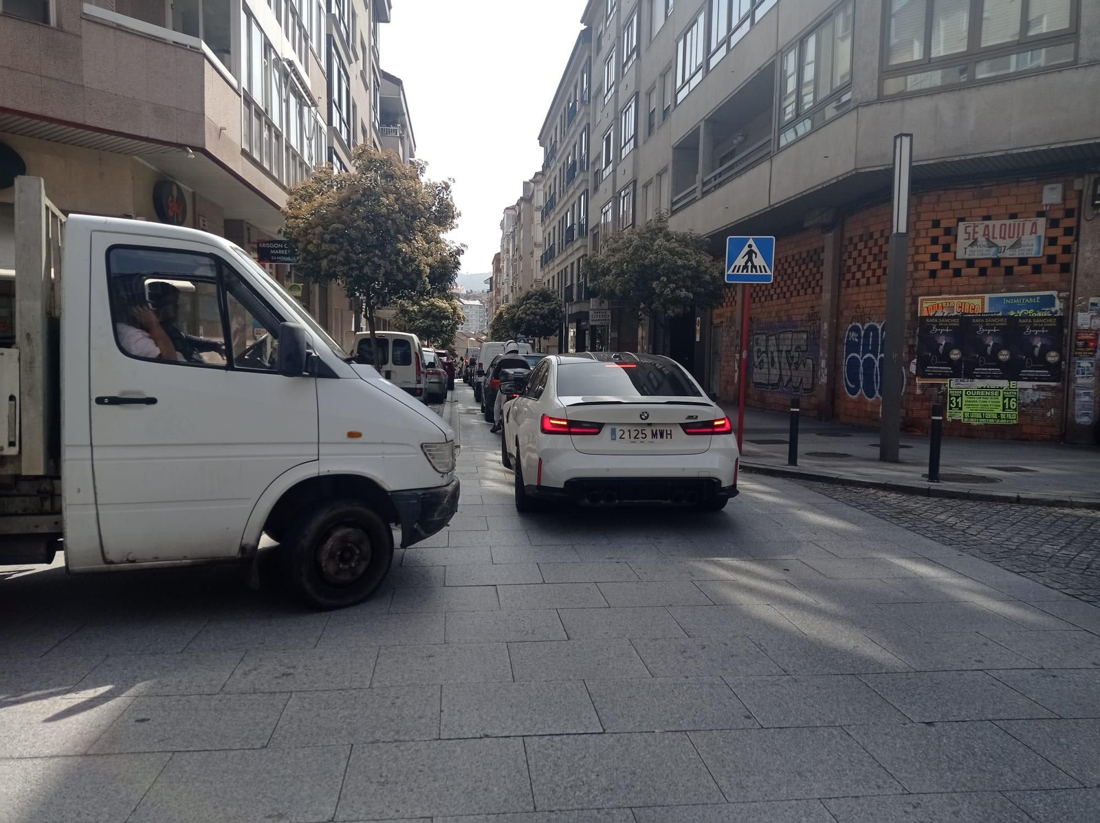 Galería | Obras, inicio de fin de semana y vuelta ciclista crean caos vial en Ourense