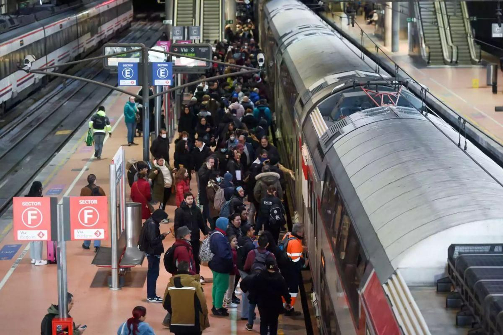 Personas en los andenes de la estación de tren de Atocha.