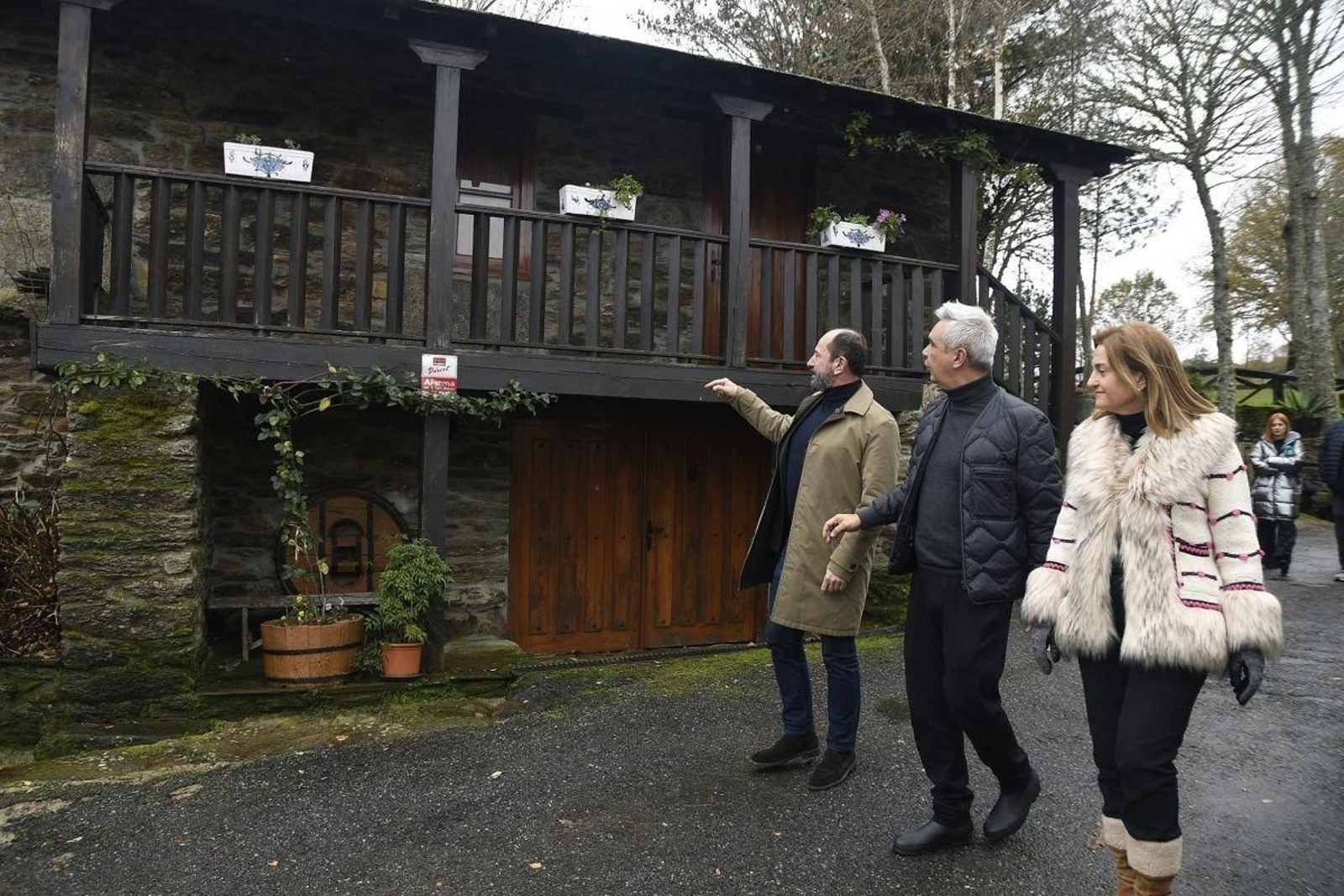 Juan Carlos Pérez, Xosé Merelles y Elena Rivo en Castiñeiro, San Xoán de Río.