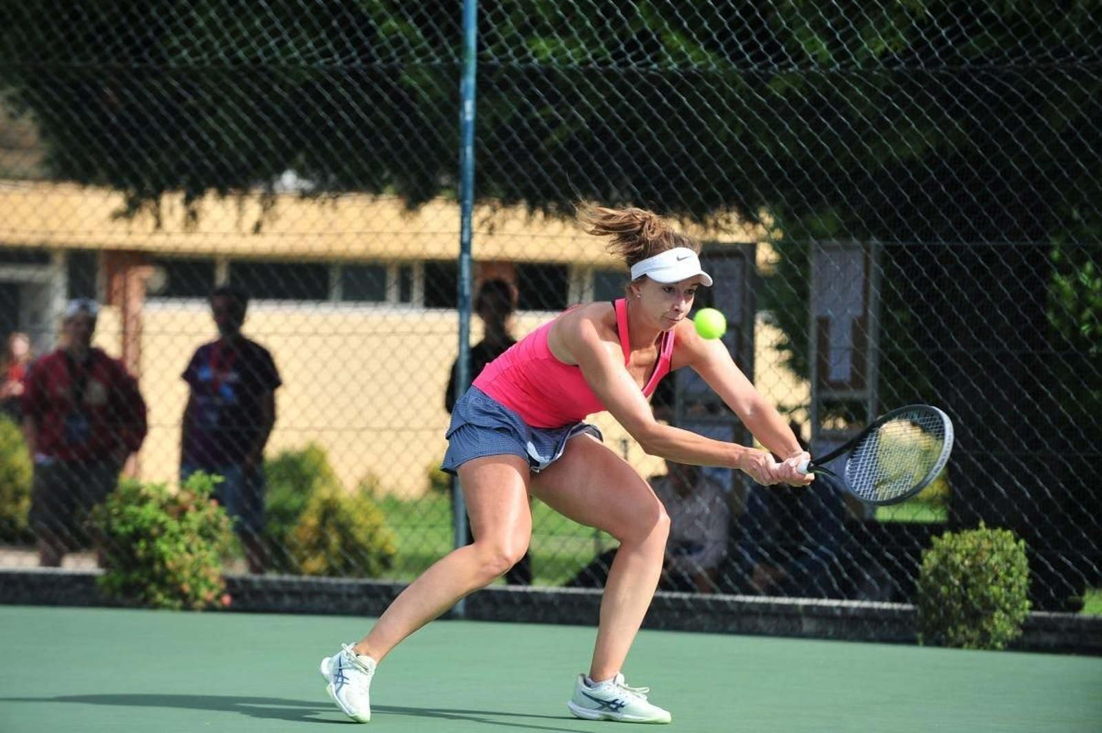 La suiza Valentina Ryser se esfuerza para devolver una bola en primera ronda.