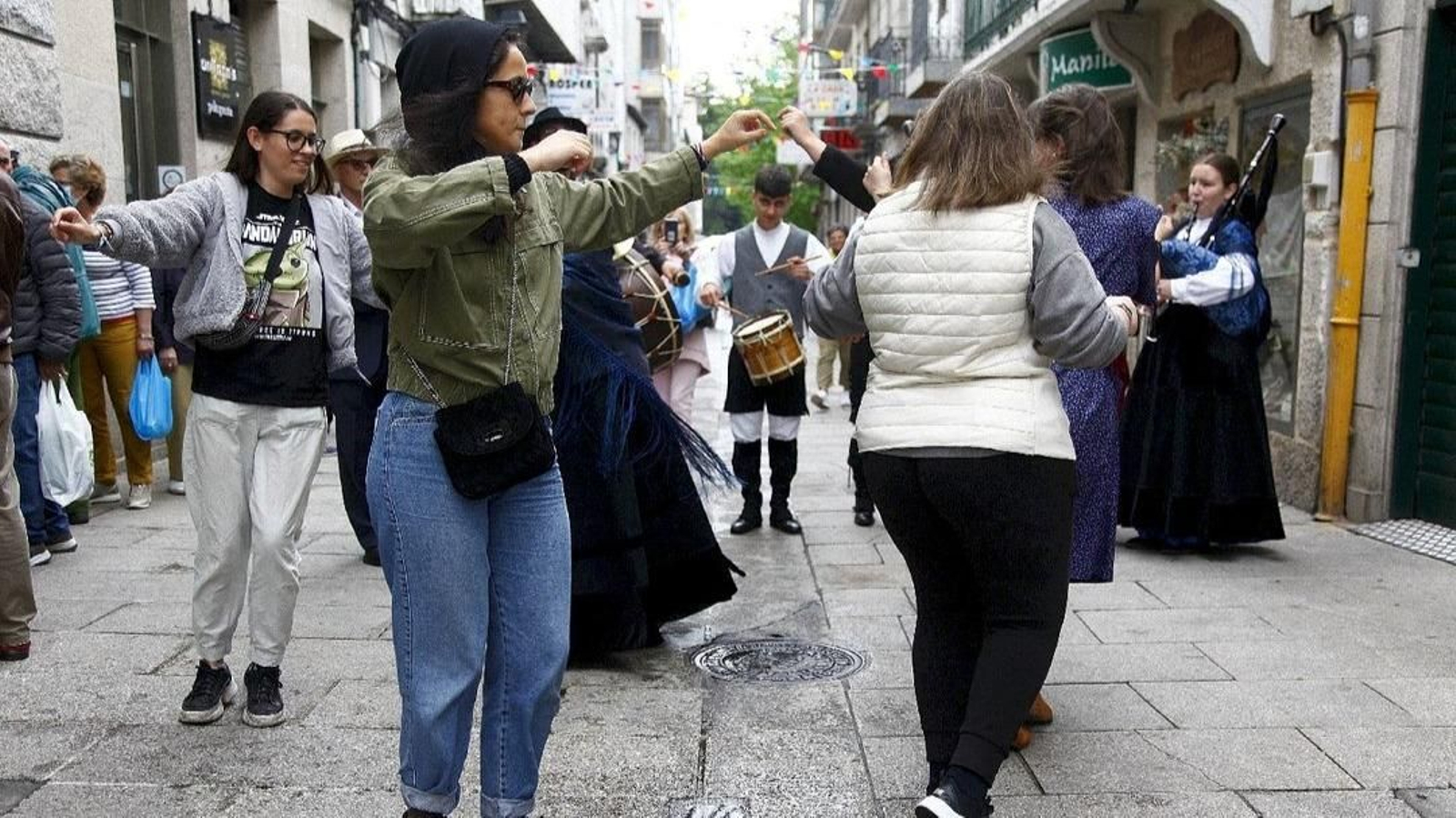 Un grupo de jóvenes baila en la rúa San Roque durante la edición del año pasado. (Miguel Ángel)