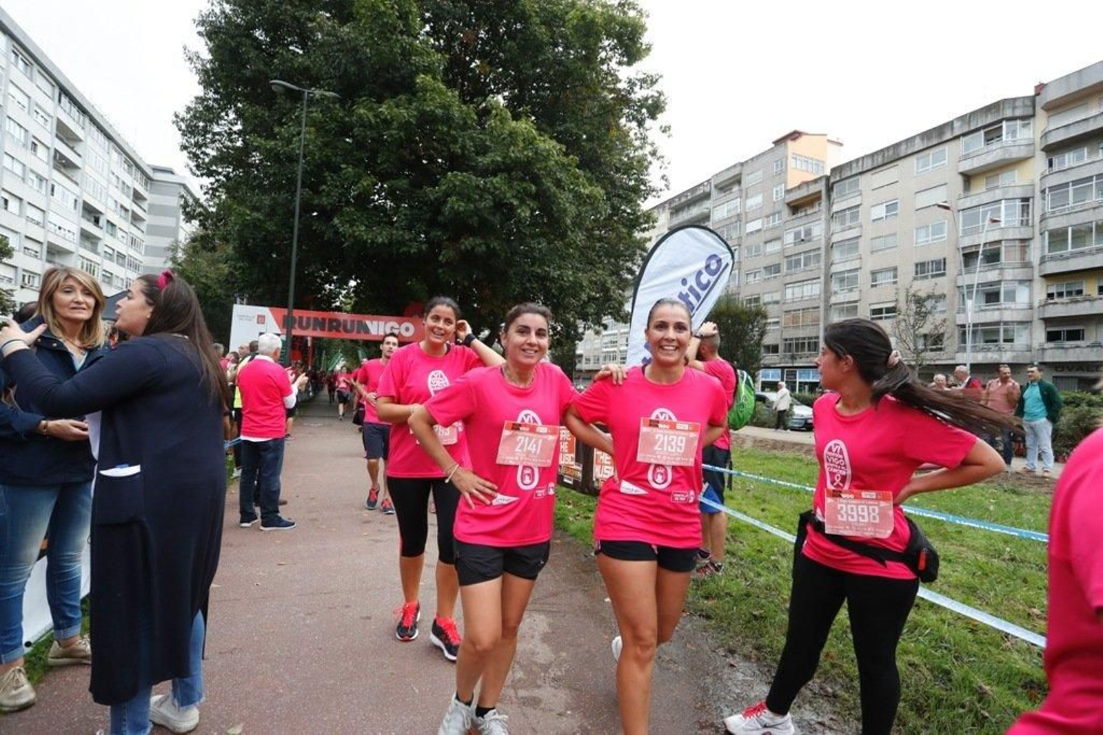 El color rosa abarrotó la Avenida de Castelao - JV Landín 048