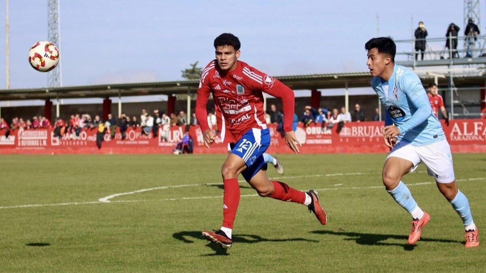 Emi Rodríguez disputa un balón con el local Cedeño en el partido que tuvo lugar ayer en el Municipal de Tarazona.
