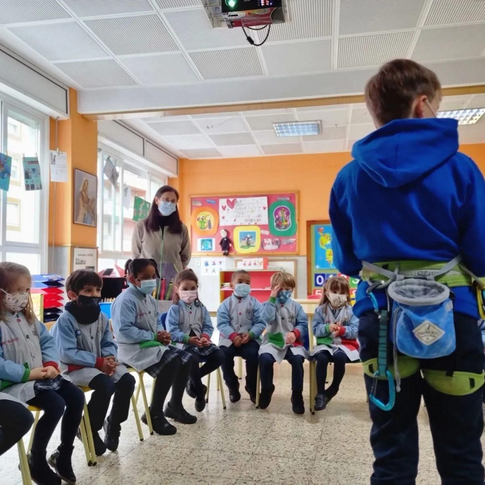 El alumnado de Infantil mostró mucho interés por la escalada.