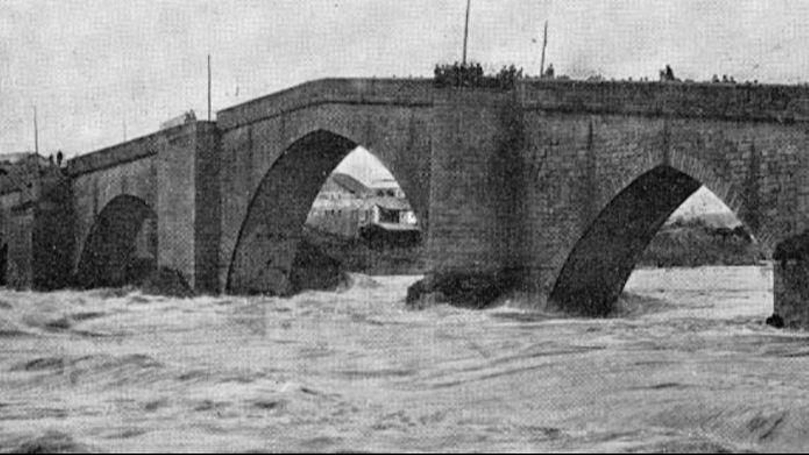 Puente Viejo durante el temporal. Vida gallega nº 12.