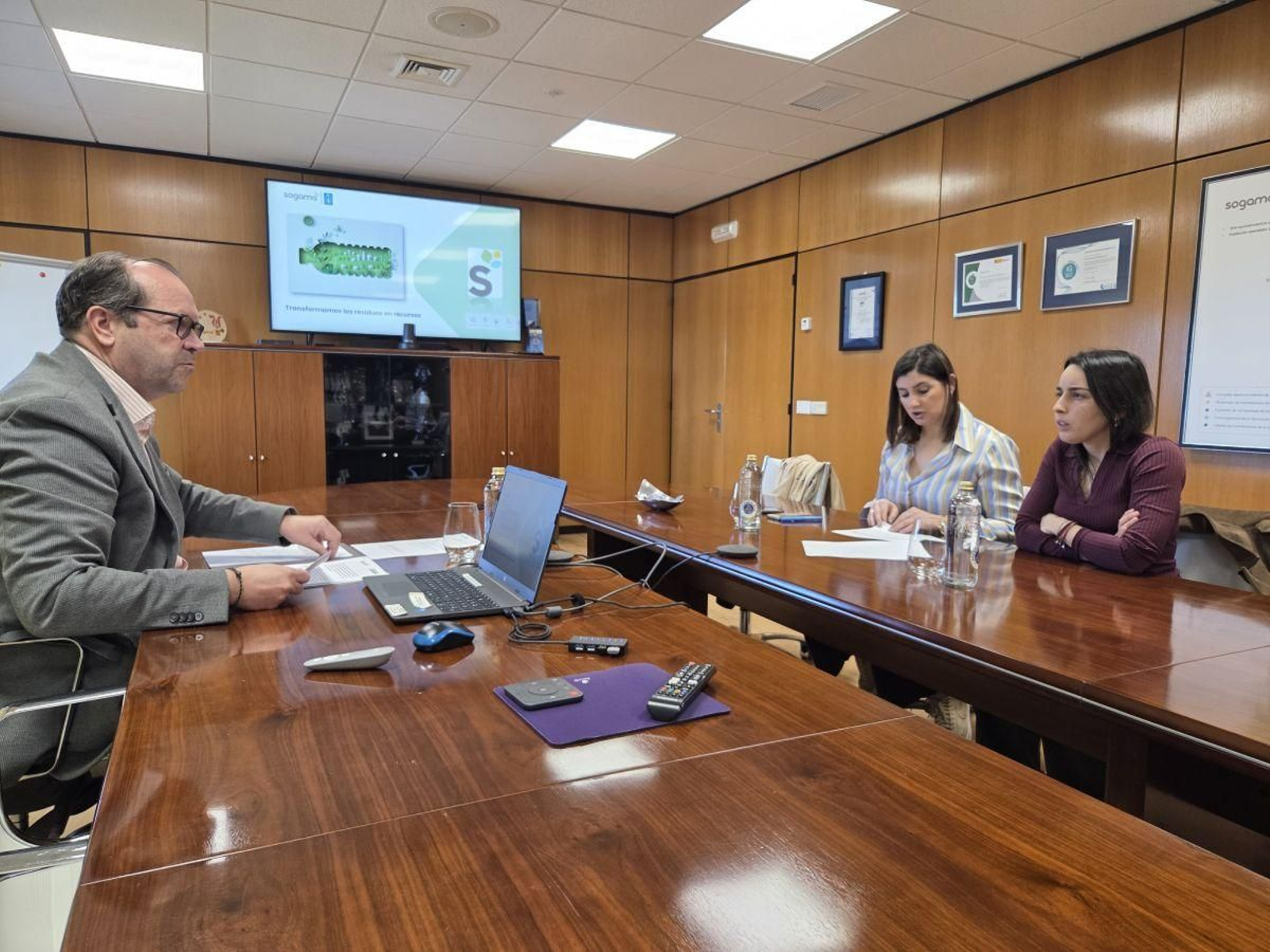 El presidente de Sogama con Leticia Santos y la gerente de la Mancomunidade durante la reunión en Cerceda.