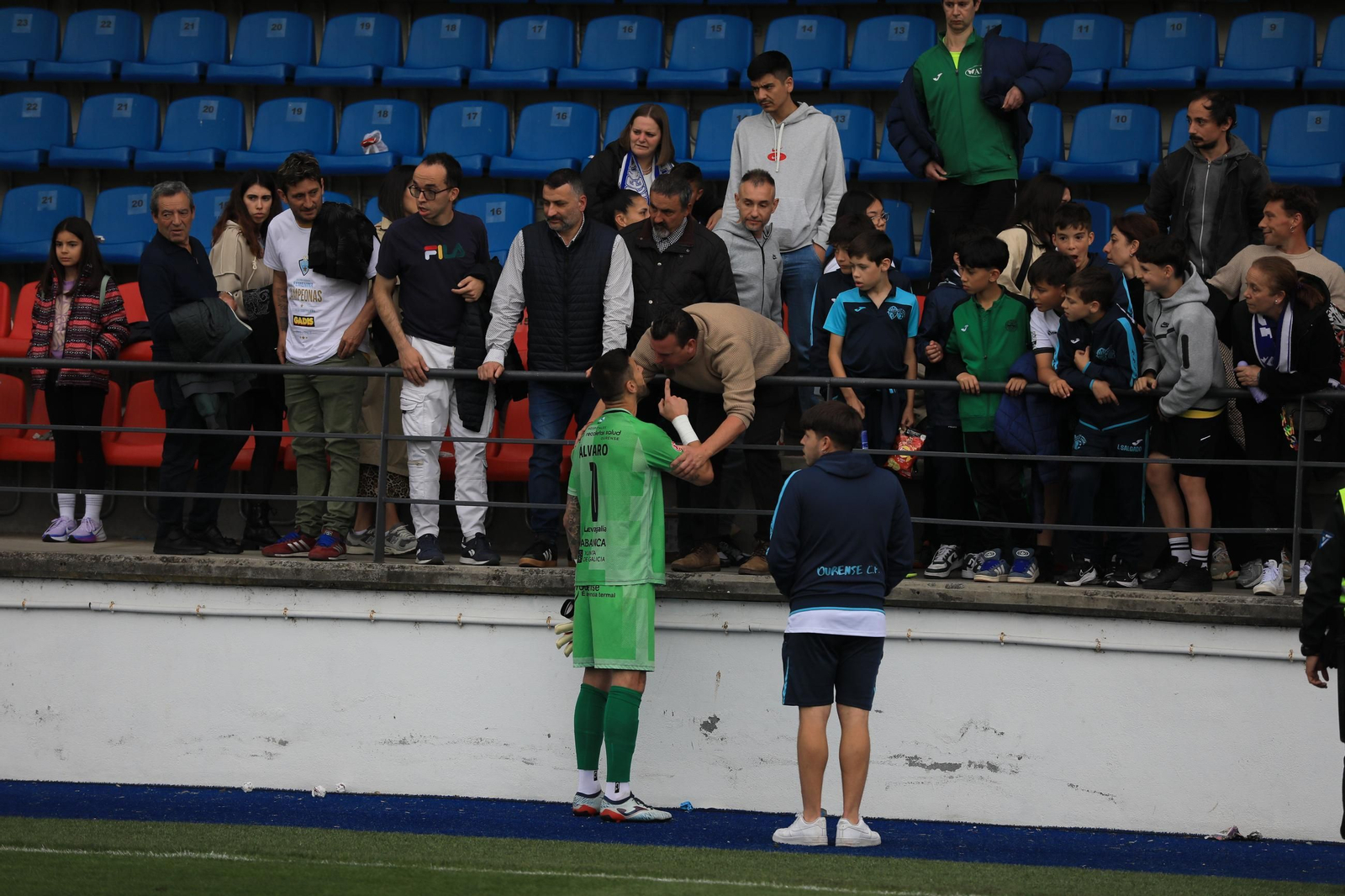 Galería |  Tarde triste en O Couto con el Ourense CF en descenso tras la derrota