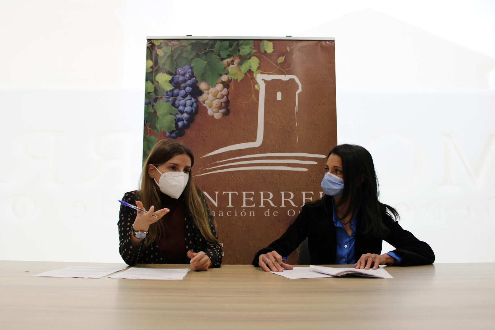 Lara Da Silva y María José Pérez en la firma del convenio.