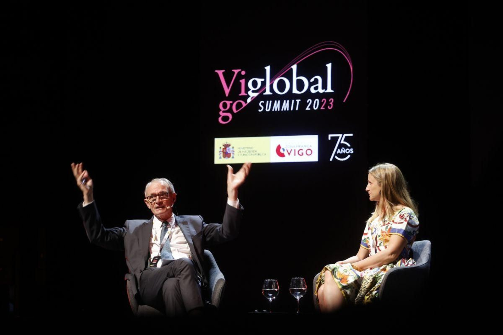 Antón Costas junto a Lupina Iturriaga, fundadora de Fintonic, en un momento de la Vigo Global Summit 2023.