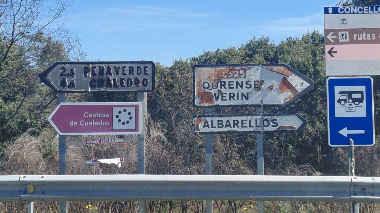 Las señales carbonizadas tras la ola de incendios del agosto de 2025 en la provincia.