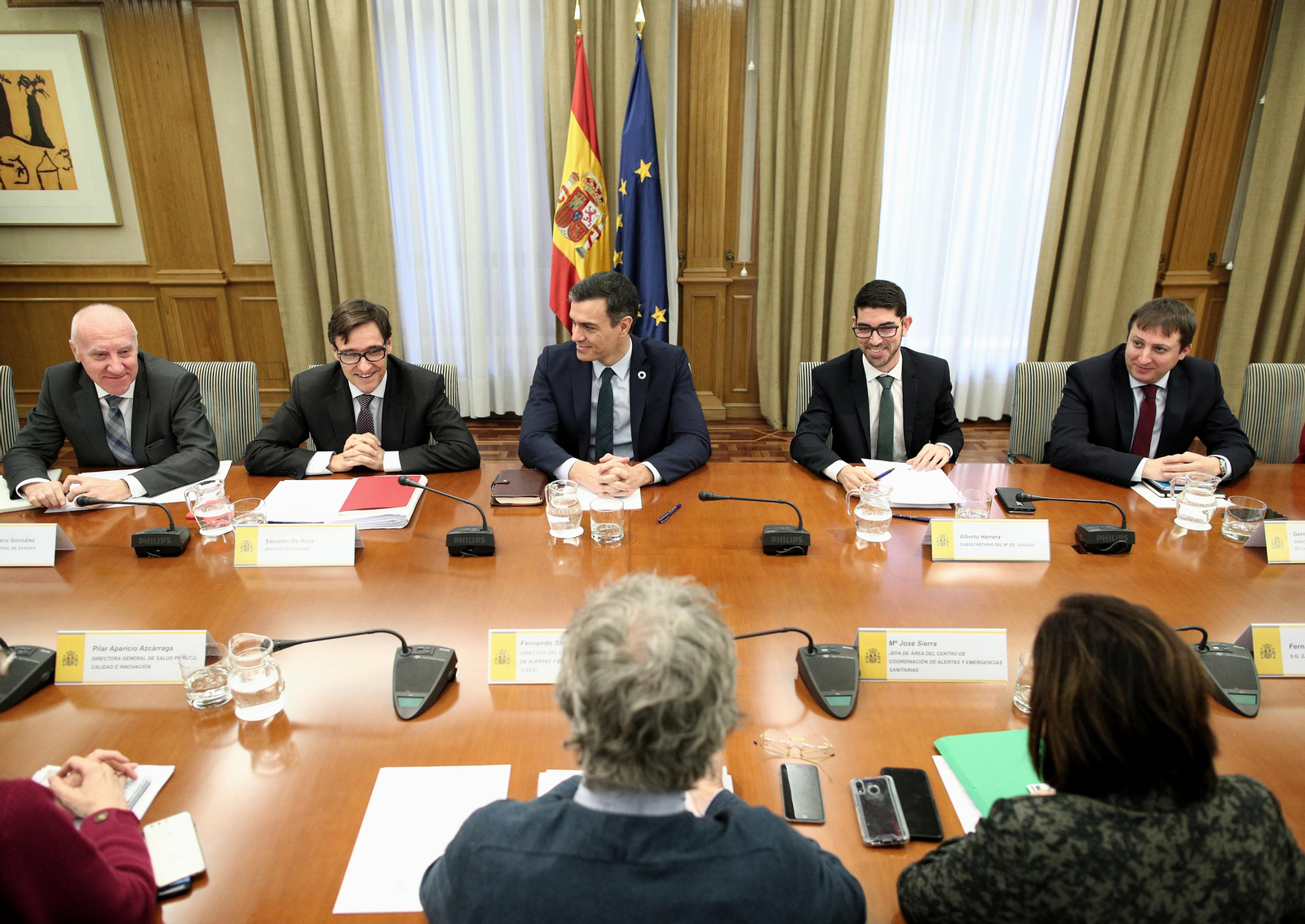 El ministro de Sanidad, Salvador Illa (2i), y el presidente del Gobierno, Pedro Sánchez (3i), acompañados durante la reunión sobre el seguimiento del coronavirus en España