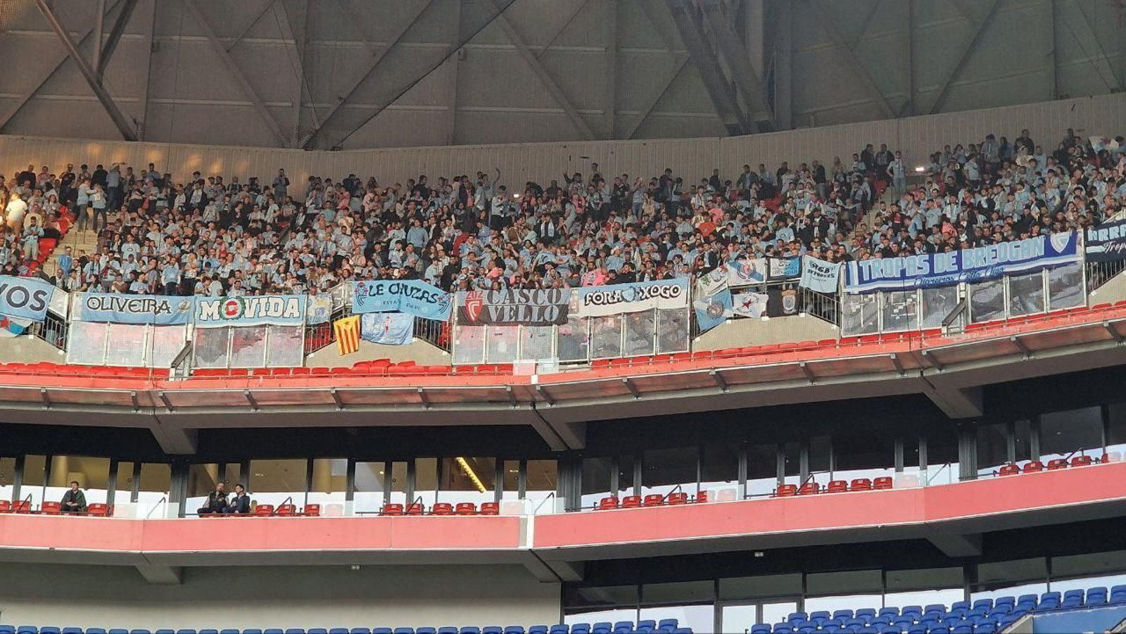 La afición del Celta en el Groupama Stadium.