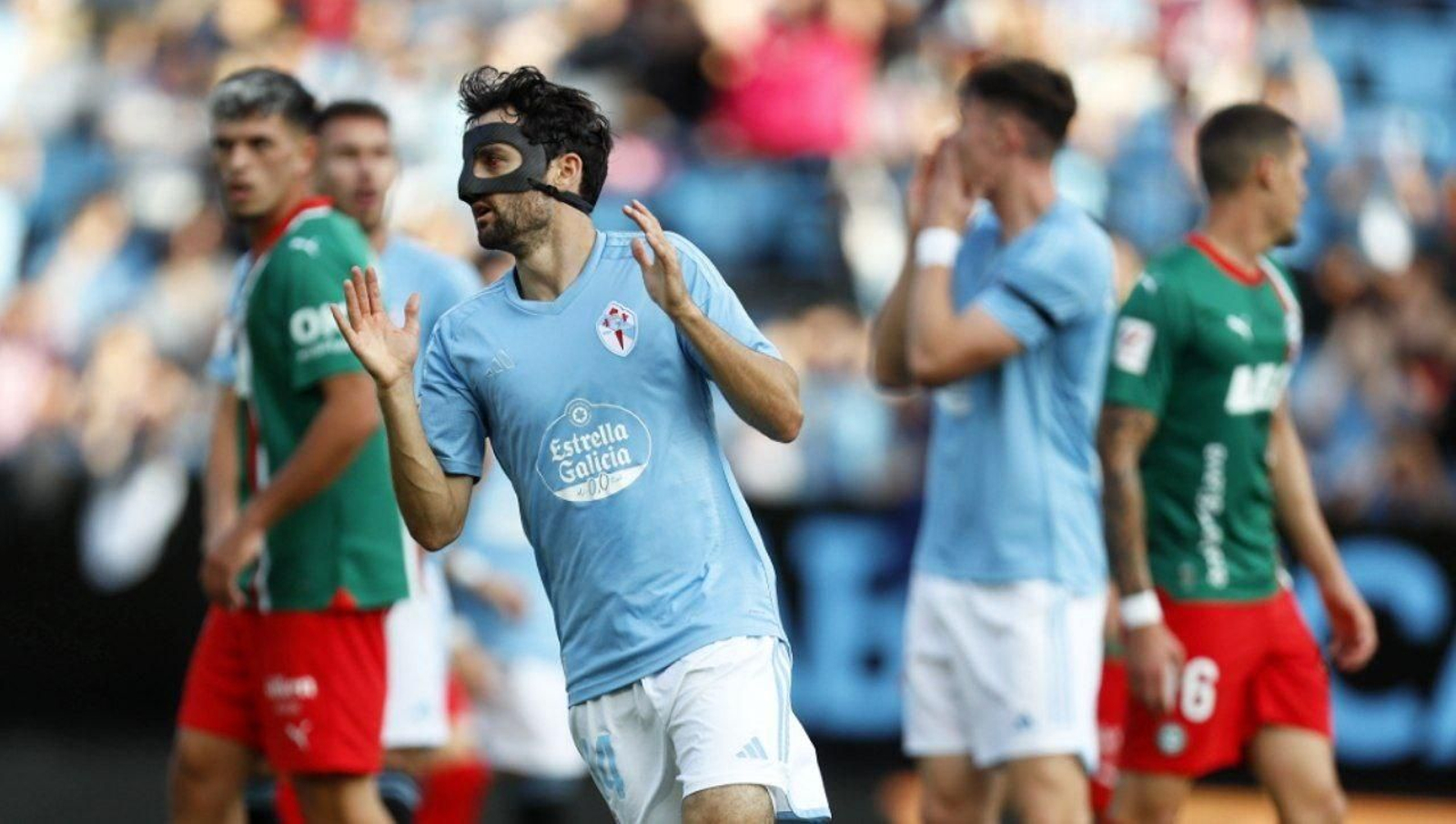 Luca de la Torre en el partido entre el Celta y el Alavés en Balaídos.