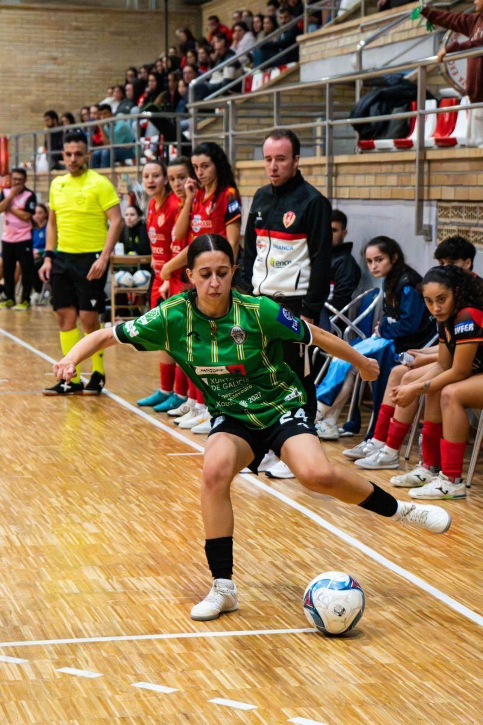 La local Daniela Rodríguez centra un balón desde el córner.