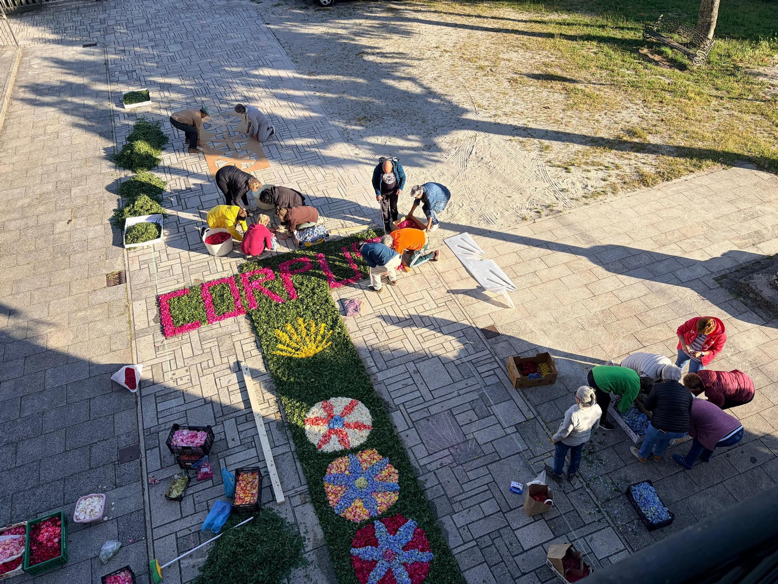 Galería | Castro Caldelas se engalana con alfombras de flores para el Corpus Christi